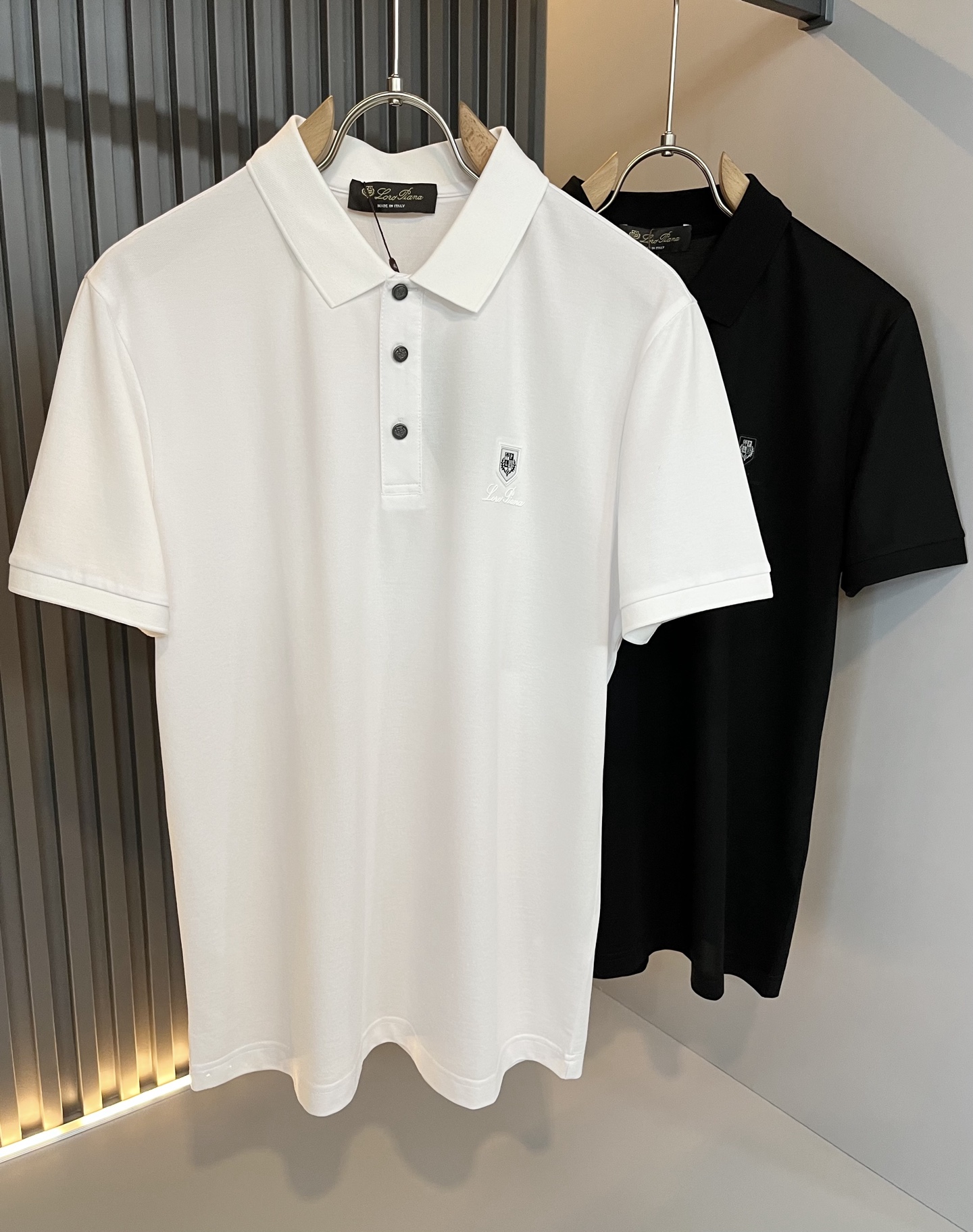 NO:159602,Loro Piana Nouyou Pianya 2025 spring and summer men's Polo shirt, the latest trade order short-sleeved T-shirt, full quality!  !  Internet celebrity style!  Use logo pattern to press glue design!  The upper body is comfortable and breathable, not stiff, and the overall three-dimensional feeling is rich, with quality export orders, customized exclusive fabric tailoring to meet the simple needs of commuters for dressing. The upper body is very effective, it looks slim and not picky about the figure. The fabric workmanship... Improper, good craftsmanship can make you look good and tasteful, a must-have item for everyone!  Size M-3XL, loro piana, T-shirt,tees, t-shirt,alexander wang19860909Loro Piana诺悠翩雅 2025春夏男士Polo衫,最新的贸易订单短袖T恤,全品相！！网红款！采用logo图案压胶设计！上身舒适透气,不僵硬,整体有着丰富的立体感,品质出口订单,定制专属面料剪裁,满足通勤人们对于着装的简约需求,上身效果很好,显瘦,不挑剔身材.面料做工....无可挑剔,好工艺好面料才能穿出好品味一款,人手必备单品！尺码M-3XL,,loro piana,T-shirt,tees，t-shirt,alexander wang,Men's clothing