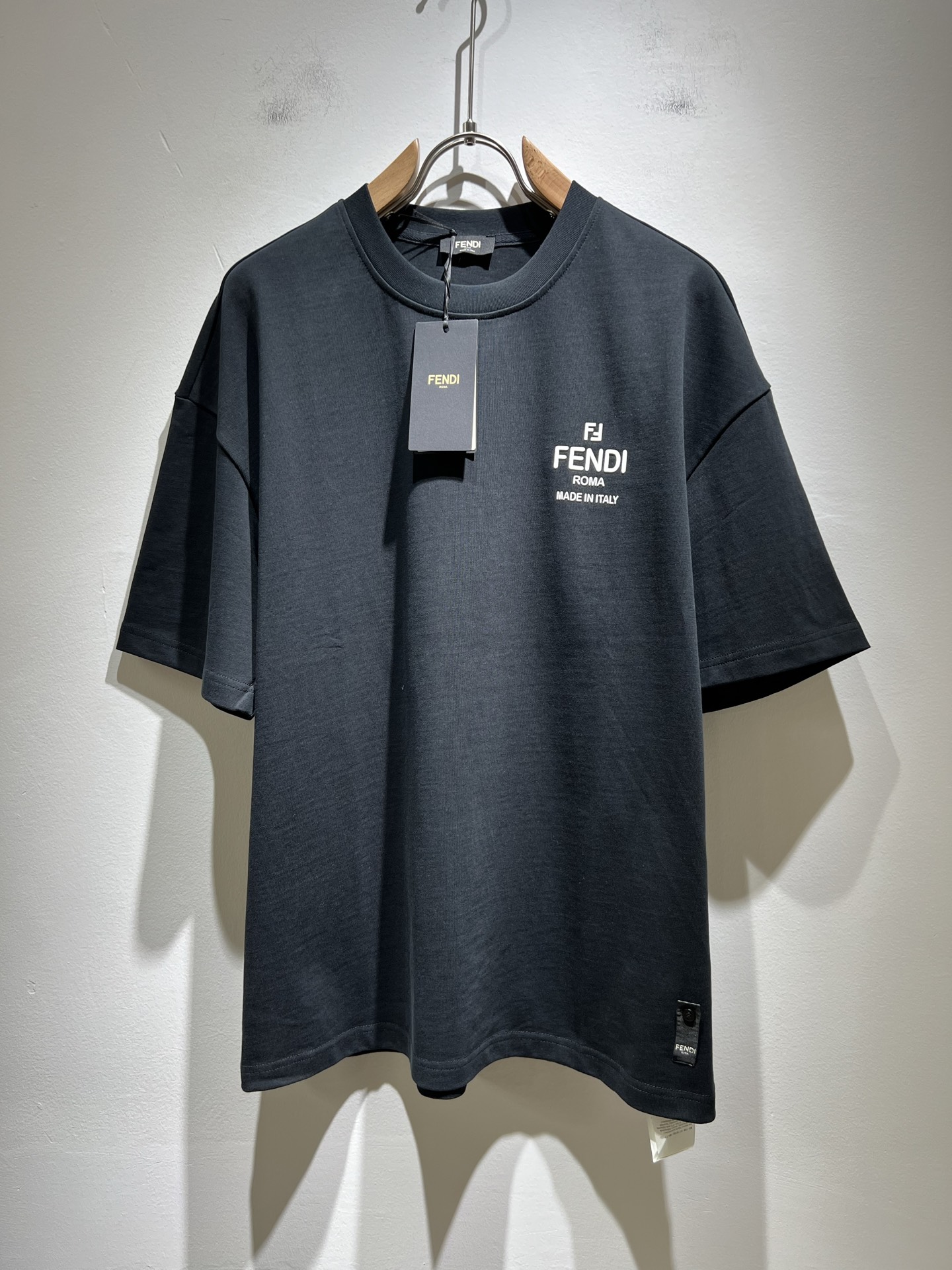 NO:159628,FEN*I FEN*Di's new spring and summer 2025 FD family FF men and women short-sleeved T-shirt, versatile and minimalist short-sleeved shirts for men and women. Original Italian orders, popular FD family items, simple and pure colors. The FD family's enduring iconic products, high-quality products with full representation and full specifications, and high-quality products that all FD fans are worth buying!  Pure Yidian channel orders, high-end and popular products from the FD family, very popular items at the moment, and iconic letter logo pattern glue-on modification!  High-end goods worth keeping and giving away to others!  It is trendy and beautiful, with a full sense of trendy atmosphere, and has a very high level and specifications. It uses a very classic black and white color combination, giving people a strong visual impact and has a very high recognition. It is top-quality exclusive pure cotton fabric, created with a soft, delicate and comfortable touch, and has a very high-end and classy appearance!  Perfectly interprets the charm of the brand and leaves a deep impression. It is more fashionable and charming. It has simple, elegant and fashionable upper body, and is even more stressful for outfits!  The inner wear alone is very delicious and beautiful scenery that cannot be ignored!  Size S-2XL, fendi,dior,T-shirt,tees,t-shirt,alexander wang19860909FEN*I 芬*迪2025春夏新款FD家族FF男女同款短袖T恤,男女同款百搭极简短袖.意大利原厂订单,FD家族人气单品,简约纯色系打造.FD家族经久不衰的标志性臻品,代表性十足,规格感十足的精品,所有FD粉丝都值得抢购的精品！纯正意代渠道订单,FD家族的高奢人气爆款产物,当下十分火爆的单品,标志性字母logo图案压胶修饰！值得自留和送人的高端货！新潮又好看,潮流气息感十足,档次规格感极高,并且采用十分经典的的黑白双色搭配,给人的视觉冲击感相当强烈,有着极高的辨识度,顶级专属纯棉面料,打造,触感柔软细腻舒适,品相相当高级有档次！完美诠释品牌魅力,给人留下深刻印象.更具时尚与韵味,上身简约大方时尚,对于穿搭更是毫无压力！单穿内搭都极有味道,不可忽视的靓丽风景线！ 尺码S-2XL,,fendi,dior,T-shirt,tees，t-shirt,alexander wang,Men's clothing