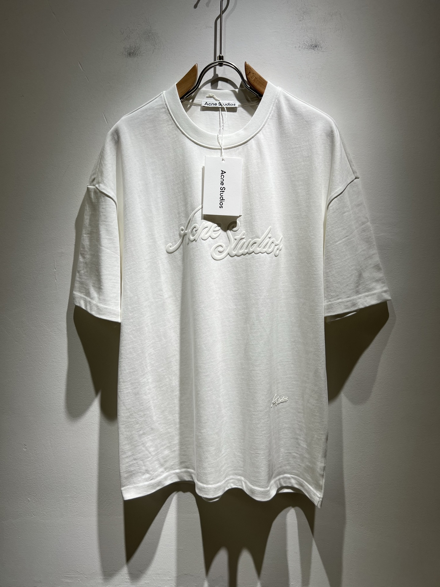 NO:159651,Acne Studio*os 2025 spring and summer new short-sleeved T-shirt for men and women, and the counter is available at the same time!  Customized exclusive wash water pure cotton fabric, customized original craft thread, and body design logo embossing design!  Perfectly integrated with fashion and style, a top-notch fashionable style that perfectly suits the outside wear!  The overall feeling is natural!  The ultimate classic versatile short-sleeved T-shirt, the ultimate heavy industry and the ultimate perfection!  Fans who pursue high quality are please buy them by themselves, and all fans who know the goods are invited to appreciate this model together!  Size S-2XL, acne studios, T-shirt,tees, t-shirt,alexander wang19860909Acne Studi*os2025春夏新款男女同款短袖T恤,专柜同步发售！定制专属洗水纯棉面料,定制原版工艺螺纹,衣身设计标识logo压胶设计！完美融入时尚还有风情感一款完美符合外穿的顶尖时髦气质款！整体给人浑然天成的感觉！极致经典的百搭型短袖T恤,极致的重工极致的完美！追求高品质的粉丝们请自行抢购,诚邀所有识货的粉丝一同鉴赏此款！尺码S-2XL,,acne studios,T-shirt,tees，t-shirt,alexander wang,Men's clothing