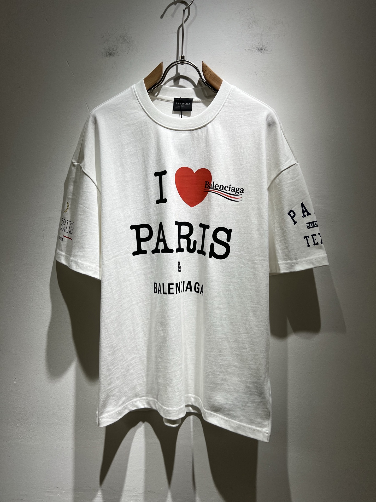 NO:159649,BALENCIA* Paris* Home 2025 Spring and Summer New Men and Women Couples Casual Loose Cotton Round Neck Short Sleeve T-shirt!  Trading companies have sparse channels and are released on the official website at the same time!  The latest series of spring and summer 2025, classic fashion design elements, injecting full vitality into the new series. This T-shirt is carefully selected for imported cotton fabrics. The fabric feels skin-friendly and soft and delicate, and the body logo print design!  It has an extremely comfortable and breathable wearing experience. The whole item is very eye-catching and fashionable, and is deeply loved by young people today!  The loose round neck cut is a neutral style regardless of age and gender, suitable for matching all the styles and looks you need in your daily life!  It is recommended to wear couple outfits to go out on the street to make it more pleasing to the eye!  Size S-2XL, balenciaga, T-shirt,tees, t-shirt,alexander wang19860909BALENCIA*巴黎*家 2025春夏新款男女同情侣款休闲宽松棉质圆领短袖T恤衫！贸易公司渠道稀出,同步官网发售 ！ 2025春夏最新系列,经典时尚设计元素,为全新系列注入满满活力,这款T恤衫用心甄选客供进口棉面料制成,面料手感亲肤柔软细腻,衣身logo印花设计！拥有着无比舒适透气性的穿着体验,整件单品极具吸睛度与时尚感,深受当下年轻人的喜爱！基础宽松的圆领版型裁剪,不分年龄与性别的中性款式,适合搭配你日常所需的所有风格与造型！建议搭配情侣装出街会更为养眼出色！尺码S-2XL,,balenciaga,T-shirt,tees，t-shirt,alexander wang,Men's clothing