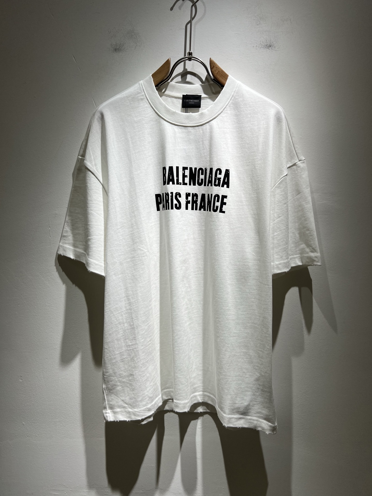 NO:159640,BALENCIA* Paris* Home 2025 Spring and Summer New Men and Women Couples Casual Loose Cotton Round Neck Short Sleeve T-shirt!  Trading companies have sparse channels and are released on the official website at the same time!  The latest series of spring and summer 2025, classic fashion design elements, injecting full vitality into the new series. This T-shirt is carefully selected for imported cotton fabrics. The fabric feels skin-friendly and soft and delicate, and the body logo print design!  It has an extremely comfortable and breathable wearing experience. The whole item is very eye-catching and fashionable, and is deeply loved by young people today!  The loose round neck cut is a neutral style regardless of age and gender, suitable for matching all the styles and looks you need in your daily life!  It is recommended to wear couple outfits to go out on the street to make it more pleasing to the eye!  Size S-2XL, balenciaga, T-shirt,tees, t-shirt,alexander wang19860909BALENCIA*巴黎*家 2025春夏新款男女同情侣款休闲宽松棉质圆领短袖T恤衫！贸易公司渠道稀出,同步官网发售 ！ 2025春夏最新系列,经典时尚设计元素,为全新系列注入满满活力,这款T恤衫用心甄选客供进口棉面料制成,面料手感亲肤柔软细腻,衣身logo印花设计！拥有着无比舒适透气性的穿着体验,整件单品极具吸睛度与时尚感,深受当下年轻人的喜爱！基础宽松的圆领版型裁剪,不分年龄与性别的中性款式,适合搭配你日常所需的所有风格与造型！建议搭配情侣装出街会更为养眼出色！尺码S-2XL,,balenciaga,T-shirt,tees，t-shirt,alexander wang,Men's clothing