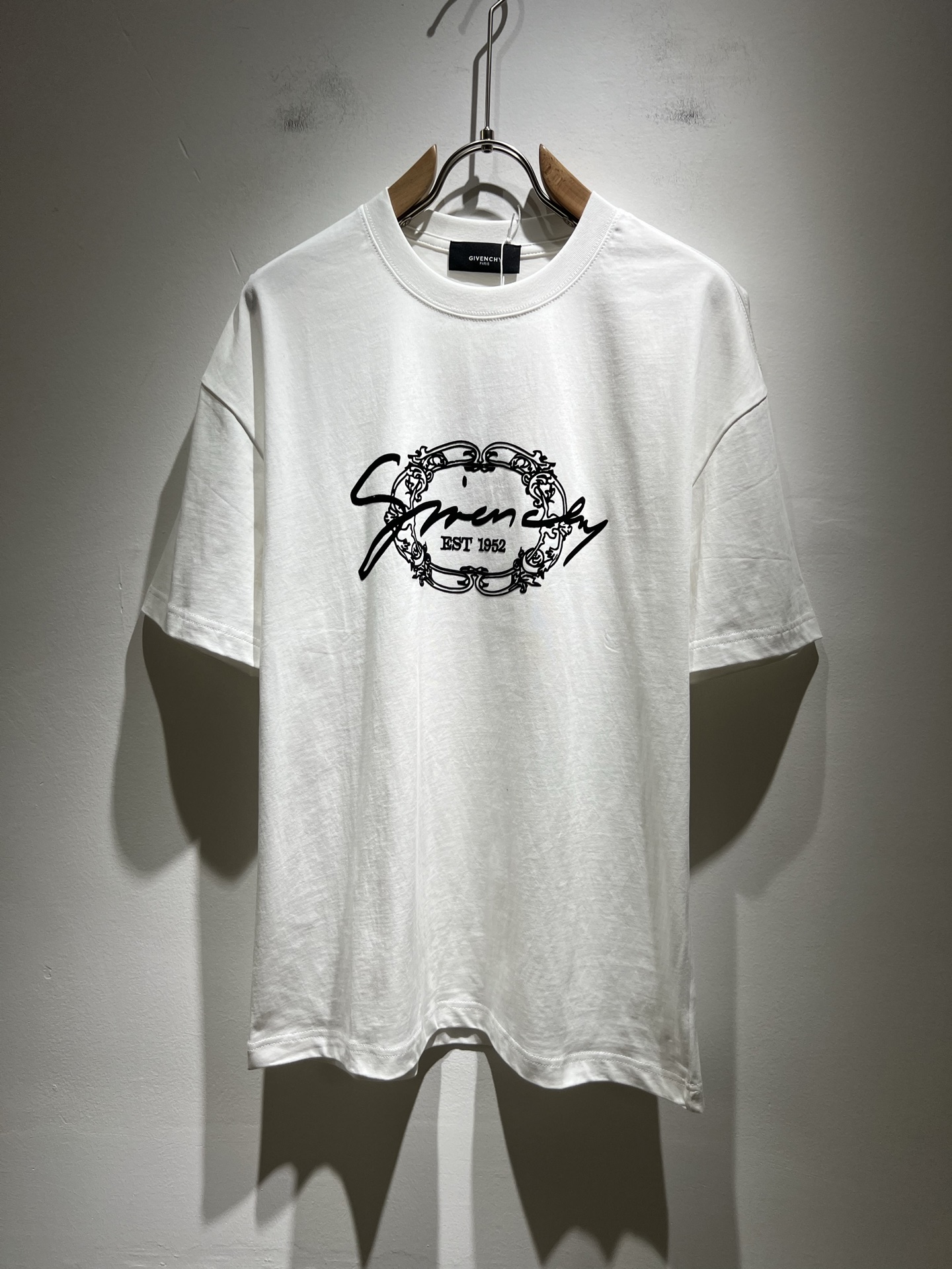 NO:159634,Giv*chy/Ji*xi's new short-sleeved T-shirt for men and women in spring and summer, the main creator has injected new fashion energy into fashion. By exploring various themes and sexy charm, it is highly recognizable and leads the new street fashion trend. This model is the exclusive outstanding design element of G's family, design logo pattern printing design!  Perfect fusion, clear and restored patterns, showing the elegant style of the brand. The original 260g pure cotton material is made of solid and high-end fabric, and the upper body can be easily controlled, showing the casual and fashionable charm. Size S-2XL, gucci, T-shirt, tees, t-shirt, alexander wang19860909Giv*chy/纪*希2025春夏新款男女同款短袖T恤,主创时尚注入了全新时尚能量.通过探索各种题材和性感魅力,极具辨识度,引领全新街头时尚潮流.该款是G家独家的出彩设计元素,设计标识logo图案印花设计！完美融合,图案清晰还原度极高,彰显品牌优雅格调.选用原版260g纯棉材质,面料紧实高级,上身均可轻松驾驭,展现休闲自在时尚魅力.尺码S-2XL,,gucci,T-shirt,tees，t-shirt,alexander wang,Men's clothing