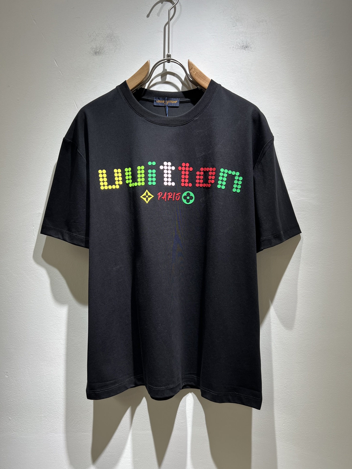 NO:159643,LouisVuitt*Louis*Deng The new series of products in 2025 spring and summer are launched, a very fashionable and avant-garde short-sleeved T-shirt for men and women, with logo pattern glue-touching!  Different from the past, it declares the design concept that has been passed down for many years in the brand!  Its eye-catchingness is no less than any classic style, perfectly presenting the fashionable, high-end and luxurious feeling in front of the world!  Made of imported 280 grams of cotton, selected high-quality pure cotton fabrics, soft and soft to the touch, the real thing is definitely beyond your imagination, close to the body and breathable, even if you sweat profusely, you will not feel greasy or stuffy, and will bring sweating and moisture absorption to the extreme!  Size M-3XL, louis vuitton,louis vuitton,t-shirt,tees,t-shirt,alexander wang19860909LouisVuitt*路易*登 2025春夏全新系列单品上线,非常时髦前卫的一款男女同款短袖T恤,标识logo图案压胶修饰！区别于以往的不同,宣示品牌传承多年的设计理念！其吸睛度完全不亚于任何经典款式,将时髦高级感与奢华感完美呈现在世人眼前！客供进口280克全棉材质制成,精选优质纯棉面料,触感软糯亲肤细腻,实物到手绝对超乎你的想象,贴身无比舒适透气,即便是汗流浃背也不会有腻身及闷热感可言,将排汗吸湿性发挥到了极致！尺码M-3XL,,louis vuitton,louis vuitton,T-shirt,tees，t-shirt,alexander wang,Men's clothing