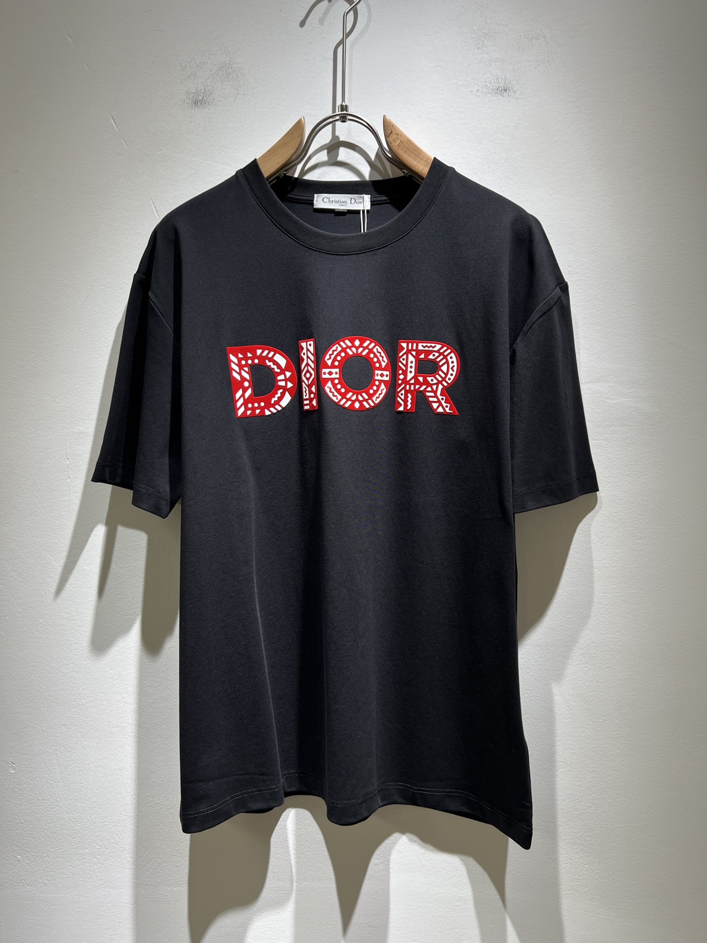 NO:159637,Dio*Dijia 2025 spring and summer new short-sleeved T-shirt for men and women, and the counter is available at the same time!  Customized exclusive 260g pure cotton fabric, customized original craft threads, chest logo pattern printing craft design!  Simple and generous, calm and versatile, extremely high-end, perfectly integrated with fashion and style, a top fashionable style that perfectly suits the outside wear!  The overall feeling is natural!  The ultimate classic versatile short-sleeved T-shirt adopts the latest three-dimensional letter logo embossed elements design!  The ultimate perfection of heavy industry!  Fans who pursue high quality are please buy them by themselves, and all fans who know the goods are invited to appreciate this model together!  !  Color black white Size M-3XL,,dior,dior,T-shirt,tees,t-shirt,alexander wang19860909Dio*迪家 2025春夏新款男女同款短袖T恤,专柜同步发售！定制专属260克纯棉面料,定制原版工艺螺纹,胸前logo图案印花工艺设计！简约大方,从容百搭,档次极高,完美融入时尚还有风情感一款完美符合外穿的顶尖时髦气质款！整体给人浑然天成的感觉！极致经典的百搭型短袖T恤,采用最新的立体字母logo压胶元素设计！极致的重工极致的完美！追求高品质的粉丝们请自行抢购,诚邀所有识货的粉丝一同鉴赏此款！！颜色黑色 白色 尺码M-3XL,,dior,dior,T-shirt,tees，t-shirt,alexander wang,Men's clothing