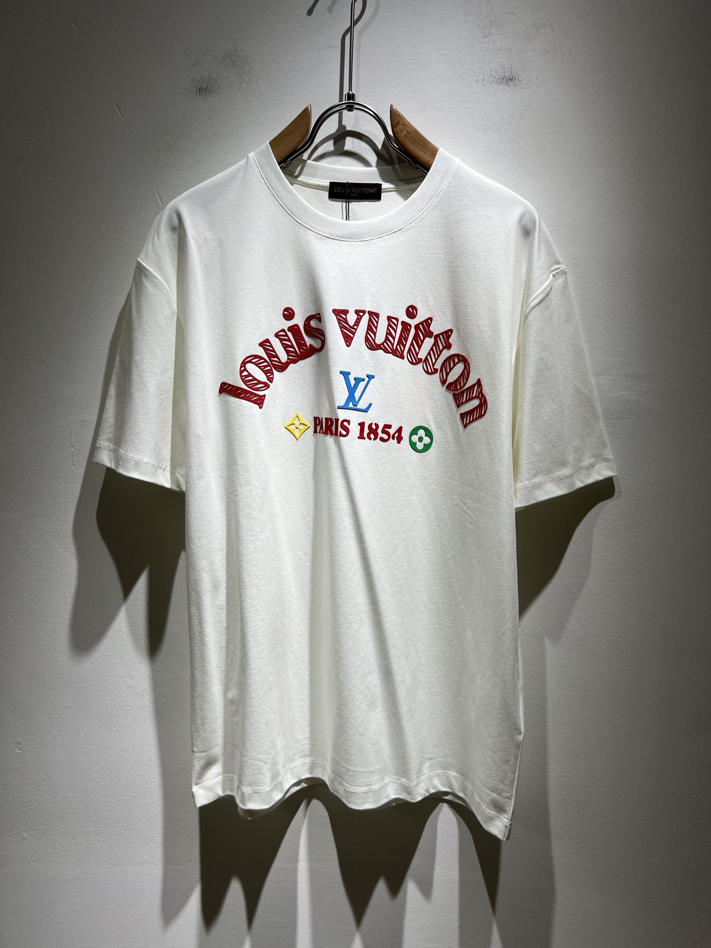 NO:159631,LouisVuitt*Louis*Deng The new series of products in 2025 spring and summer are launched, a very fashionable and avant-garde short-sleeved T-shirt for men and women, with logo pattern glue-touching!  Different from the past, it declares the design concept that has been passed down for many years in the brand!  Its eye-catchingness is no less than any classic style, perfectly presenting the fashionable, high-end and luxurious feeling in front of the world!  Made of imported 280 grams of cotton, selected high-quality pure cotton fabrics, soft and soft to the touch, the real thing is definitely beyond your imagination, close to the body and breathable, even if you sweat profusely, you will not feel greasy or stuffy, and will bring sweating and moisture absorption to the extreme!  Size M-3XL, louis vuitton,louis vuitton,t-shirt,tees,t-shirt,alexander wang19860909LouisVuitt*路易*登 2025春夏全新系列单品上线,非常时髦前卫的一款男女同款短袖T恤,标识logo图案压胶修饰！区别于以往的不同,宣示品牌传承多年的设计理念！其吸睛度完全不亚于任何经典款式,将时髦高级感与奢华感完美呈现在世人眼前！客供进口280克全棉材质制成,精选优质纯棉面料,触感软糯亲肤细腻,实物到手绝对超乎你的想象,贴身无比舒适透气,即便是汗流浃背也不会有腻身及闷热感可言,将排汗吸湿性发挥到了极致！尺码M-3XL,,louis vuitton,louis vuitton,T-shirt,tees，t-shirt,alexander wang,Men's clothing