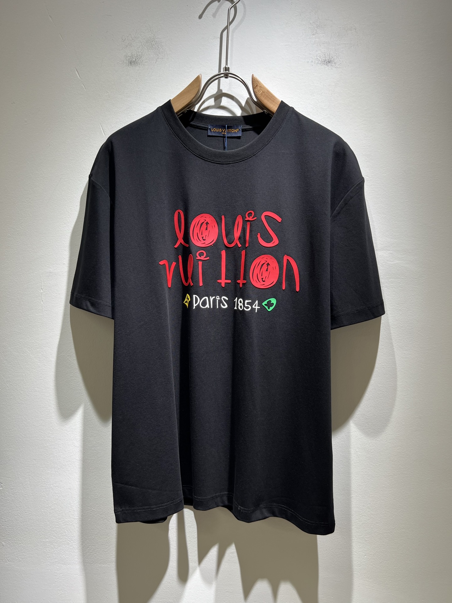 NO:159648,LouisVuitt*Louis*Deng The new series of products in 2025 spring and summer are launched, a very fashionable and avant-garde short-sleeved T-shirt for men and women, with logo pattern glue-touching!  Different from the past, it declares the design concept that has been passed down for many years in the brand!  Its eye-catchingness is no less than any classic style, perfectly presenting the fashionable, high-end and luxurious feeling in front of the world!  Made of imported 280 grams of cotton, selected high-quality pure cotton fabrics, soft and soft to the touch, the real thing is definitely beyond your imagination, close to the body and breathable, even if you sweat profusely, you will not feel greasy or stuffy, and will bring sweating and moisture absorption to the extreme!  Size M-3XL, louis vuitton,louis vuitton,t-shirt,tees,t-shirt,alexander wang19860909LouisVuitt*路易*登 2025春夏全新系列单品上线,非常时髦前卫的一款男女同款短袖T恤,标识logo图案压胶修饰！区别于以往的不同,宣示品牌传承多年的设计理念！其吸睛度完全不亚于任何经典款式,将时髦高级感与奢华感完美呈现在世人眼前！客供进口280克全棉材质制成,精选优质纯棉面料,触感软糯亲肤细腻,实物到手绝对超乎你的想象,贴身无比舒适透气,即便是汗流浃背也不会有腻身及闷热感可言,将排汗吸湿性发挥到了极致！尺码M-3XL,,louis vuitton,louis vuitton,T-shirt,tees，t-shirt,alexander wang,Men's clothing