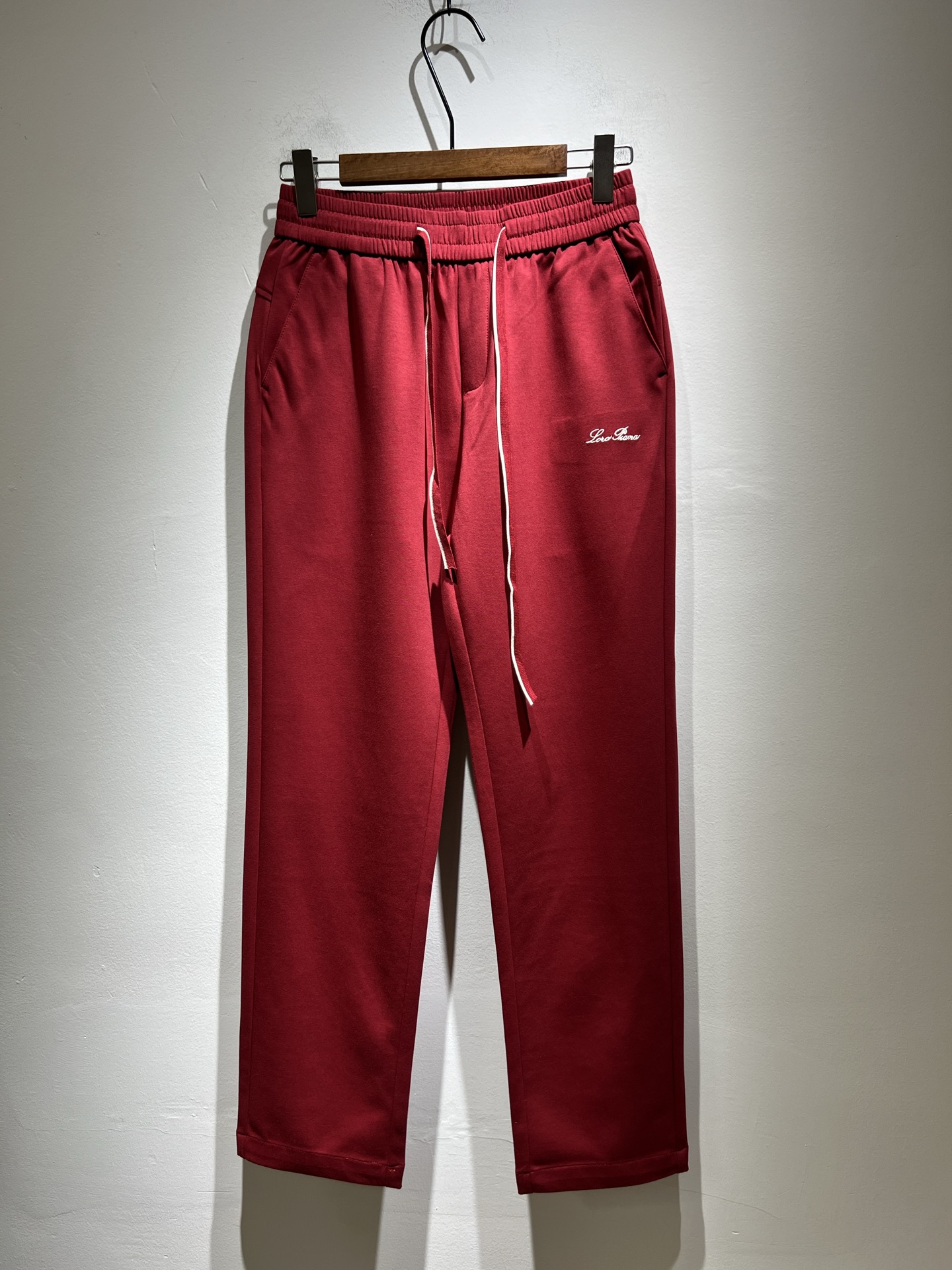 NO:159635,Loro Piana Nouyou Pianya 2025 spring and summer new men's fashion high-end casual pants, Hong Kong foreign business channel goods, original Japanese production, pure blood quality, perfectly continuing the essence and genes of LP home. From the main fabric to the detailed craftsmanship, all show the ingenuity of quality, using multiple brand elements to interpret, logo embroidery design!  Identity manifestation that belongs to the soul!  Customers supply high-end imported pure cotton fabrics, very high-end and fashionable detailed craftsmanship. This element represents the identity and rank of casual pants, which is very worthy of careful appreciation!  In terms of matching, it is invincible and explains the versatility in place, with ingenious details and exquisite accessories. The auxiliary materials are all provided by foreign merchants. They are tailored and slim, and the upper body is lifted with an excellent effect. They are a styling item that is hard to come by!  Size M-3XL, loro piana, loro piana, alexander wang19860909Loro Piana诺悠翩雅 2025春夏新品男士时装款高端休闲裤,香港洋行渠道货,日本原厂出品,纯血统品质,完美延续了LP家的精髓与基因,从主体面料到细节工艺,无不彰显出品质的匠心所在,运用多个品牌元素标识来诠释,标志logo刺绣设计！属于灵魂式的身份彰显！客供高级进口纯棉面料,非常高级且时髦的细节工艺,此元素代表着休闲裤的身份及段位,非常值得细品悦人！在搭配上所向无敌,把百搭阐释到位,细节匠心考究,辅料皆为外商客供,剪裁合体修身,上身提臀效果绝佳,可遇而不可求的造型单品！尺码M-3XL,,loro piana,loro piana,alexander wang,Men's clothing