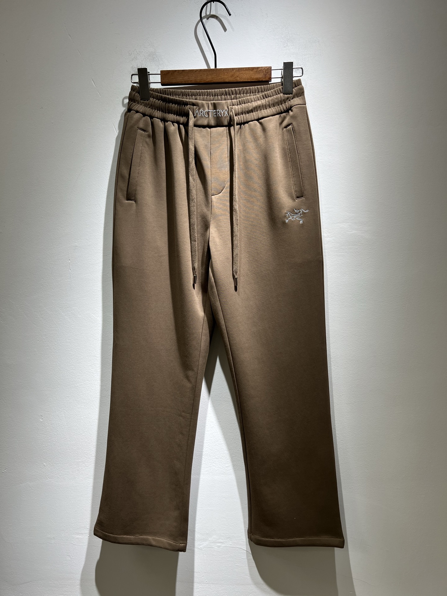 NO:159641,ARCTER*X Original Archaeological Bird 2025 spring and summer new casual sports style casual pants, outdoor brands may first think of Canadian goose and Archaeological Bird. It gives people a feeling of trying out the label!  In addition to being quite accomplished in style design, the most obvious or most expert should be to have deeper and unique insights and attainments in fabrics. Through continuous structural research and problem-solving, and characterized by unique research on fabrics, these alone are enough to support it to become the first new logo brand image in the clothing manufacturing industry. This model uses pure cotton material!  The fabric after fine blending is smooth and soft, and it has both natural beauty and comfort. The large body style is cut cleanly and cleanly, and the fabric shows a different hazy structural beauty. It is made of exclusive mold customization. The fabric and its technology test the workers, can be smooth and smooth without wrinkles, and a simple logo pattern embroidery design!  It really tests the handmade work of every master!  Make the overall clean and neat, without leaving a trace of thread. Nowadays, men who pursue life are more refined in life, size M-3XL, arc'teryx, alexander wang19860909ARCTER*X始*祖鸟 2025春夏新款休闲运动风格休闲裤,户外品牌可能大家第一想到的就是加拿大鹅、始祖鸟.给人一种标签试的感觉！除了在款式设计上颇有造诣之外,最明显或者说最为拿手的,应该就是在面料上的拥有更深独特见解跟造诣了.通过不断地结构研究和问题处理,在以面料独特研究为特征,仅凭这些就已经足以支撑其成为服装制造行业中,首屈可数的新标志品牌形象.此款采用的纯棉材质！通过精工混纺之后的面料,手感细滑柔软,同时兼具自然美感跟舒适度.大身上版型裁剪简洁干净,面料上显现出了不一样朦胧的结构性美感来.独家开模定制而成,面料及其考验工人的技术,能做到平整服帖又不起皱,简单logo图案刺绣设计！真的是很考验每位师傅的手工制作！使得整体干净利索,不留一丝线头.现在对于生活有所追求的男性也在生活中更为精致,尺码M-3XL,arc'teryx,alexander wang,Men's clothing