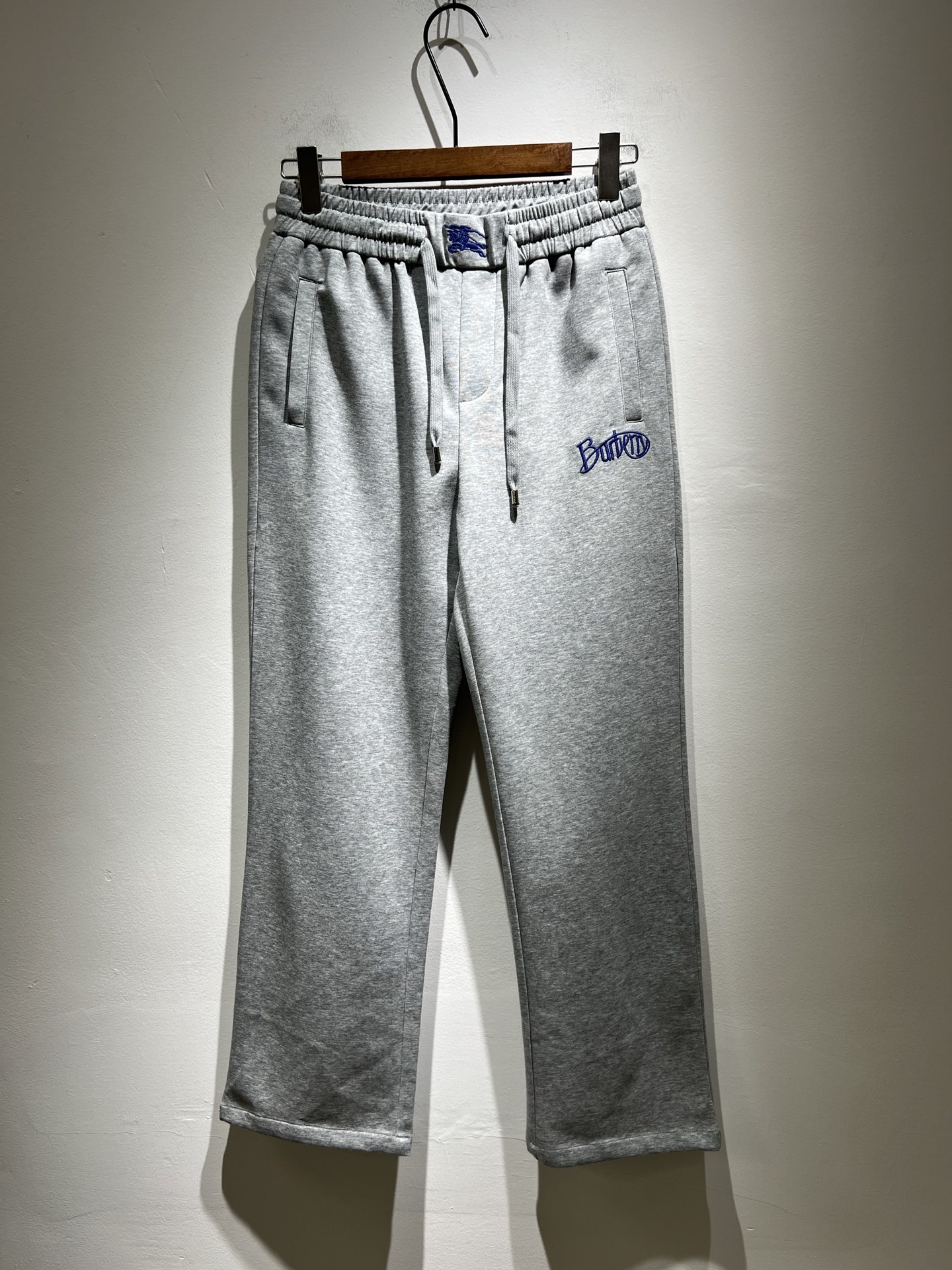 NO:159629,BURBER*Y Ba*li 2025 spring and summer new men's casual pants!  Simple and versatile style, not picky to wear, with elastic drawstring design at the waist!  Logo embroidery embroidery decoration!  Front and back embroidery logo pattern design!  Good body proportions, loose fit, simple and straight lines, inclusive and modified legs, fashionable and sporty outfits, can be widely suitable for all body types, and can be matched with Italian special 3D three-dimensional surround cutting technology, waist workmanship, inner edge wrapping, overall tailoring, and upper body effect are impeccable. Whether you are at work or in leisure, you can perfectly control it. Use imported pure cotton fabric!  The texture is soft and smooth, and it doesn't feel ties when you exercise. It can't be wrinkled or deformed after wearing for a long time. Size M-3XL, burberry, alexander wang19860909BURBER*Y巴*莉 2025春夏新款男士休闲裤！简约百搭款,不挑人穿,腰部松紧抽绳设计！标志logo刺绣修饰！前后刺绣logo图案设计！良好的修饰身材比例,合体有松量,线条简洁顺直,包容修饰腿型,时尚运动风穿搭,可广泛适合各种身型穿着,随意搭配采用意大利特殊3D立体环绕裁剪工艺,腰头的做工,内里的包边,整体的剪裁,上身效果都无可挑剔.无论是上班还是休闲,都可以完美驾驭.采用进口纯棉面料！质感柔顺爽滑,运动起来没有也羁绊感,久穿久洗不起皱不变形性.尺码M-3XL,,burberry,alexander wang,Men's clothing