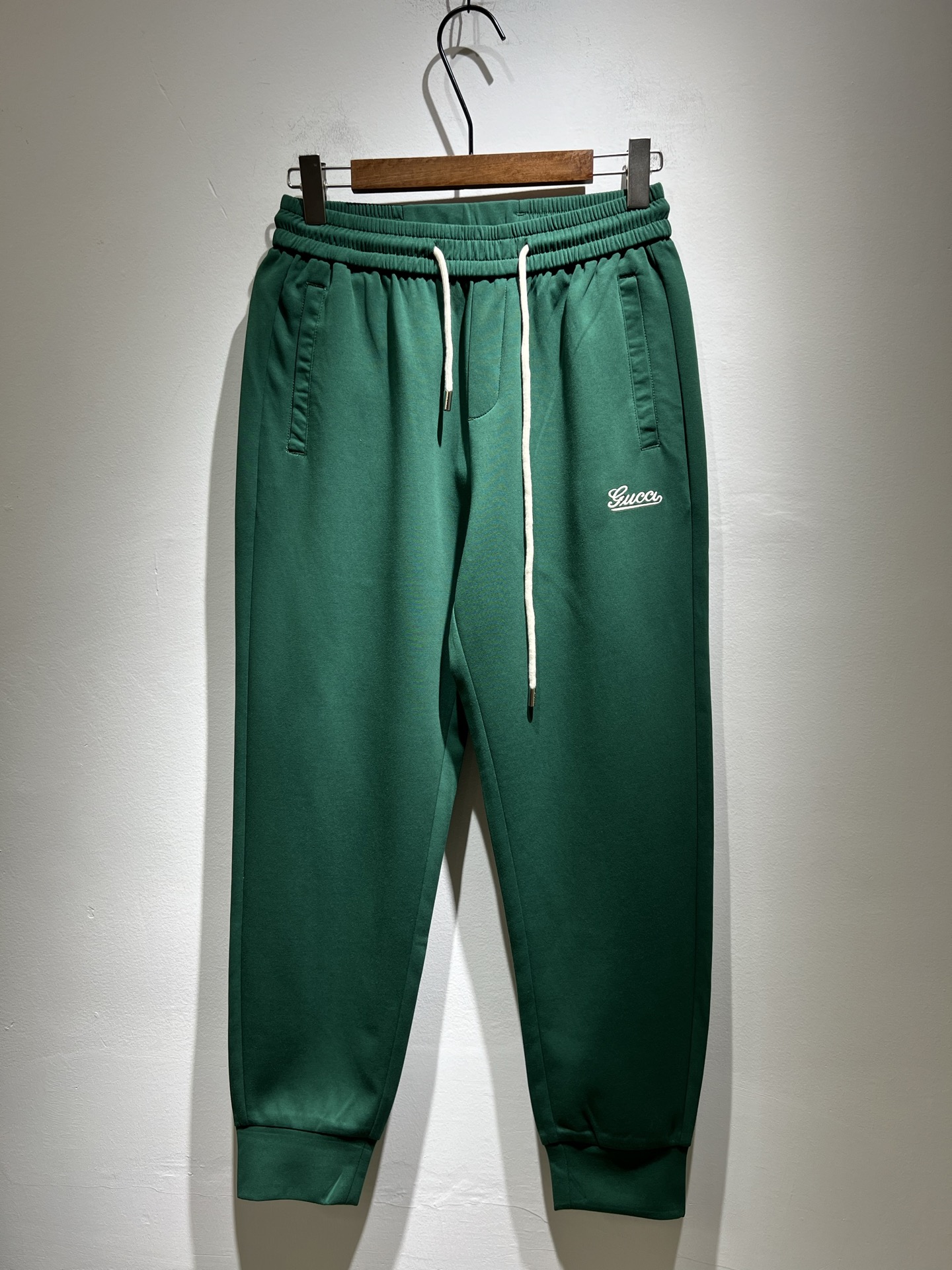 NO:159623,GUC*I Gujia 2025 spring and summer versatile casual pants, as a classic style of the high-end trendy brand Gjia, this style can be said to be perfect, with a LOGO pattern embroidery design!  The upper body effect is naturally excellent, casual and versatile, and a design that perfectly demonstrates the charm of the brand. It gives people a very shocking and strong visual impact. When high-end collisions with top performance, this is a perfect combination of quality and beauty!  Made of extremely delicate pure cotton, the texture and texture are super excellent and soft. The texture is clear, smooth and delicate in touch, soft in touch, comfortable and natural on the upper body. The design tether makes the waist more slender, classic and versatile, let’s experience it!  Size M-3XL, gucci, gucci, gucci, alexander wang19860909GUC*I古家2025春夏百搭休闲裤,作为高奢潮牌G家经典款式,此款的风格可以说是完美无缺,设计LOGO图案刺绣设计！上身效果自然也是出色,休闲百搭,气质感爆棚的一种设计,将品牌的魅力所完美的彰显.给人是一种极为震撼极为强烈的视觉冲击感,当高奢碰撞顶级性能,这是一场质与美的完美结合！极为细腻的纯棉材质打造,质感与纹理都是超级的出色柔和.纹理清晰,在触感上柔滑细腻,手感柔和,上身舒适自然,设计系绳使得腰部更加纤细,经典又百搭,体验起来吧！尺码M-3XL,,gucci,gucci,gucci,alexander wang,Men's clothing