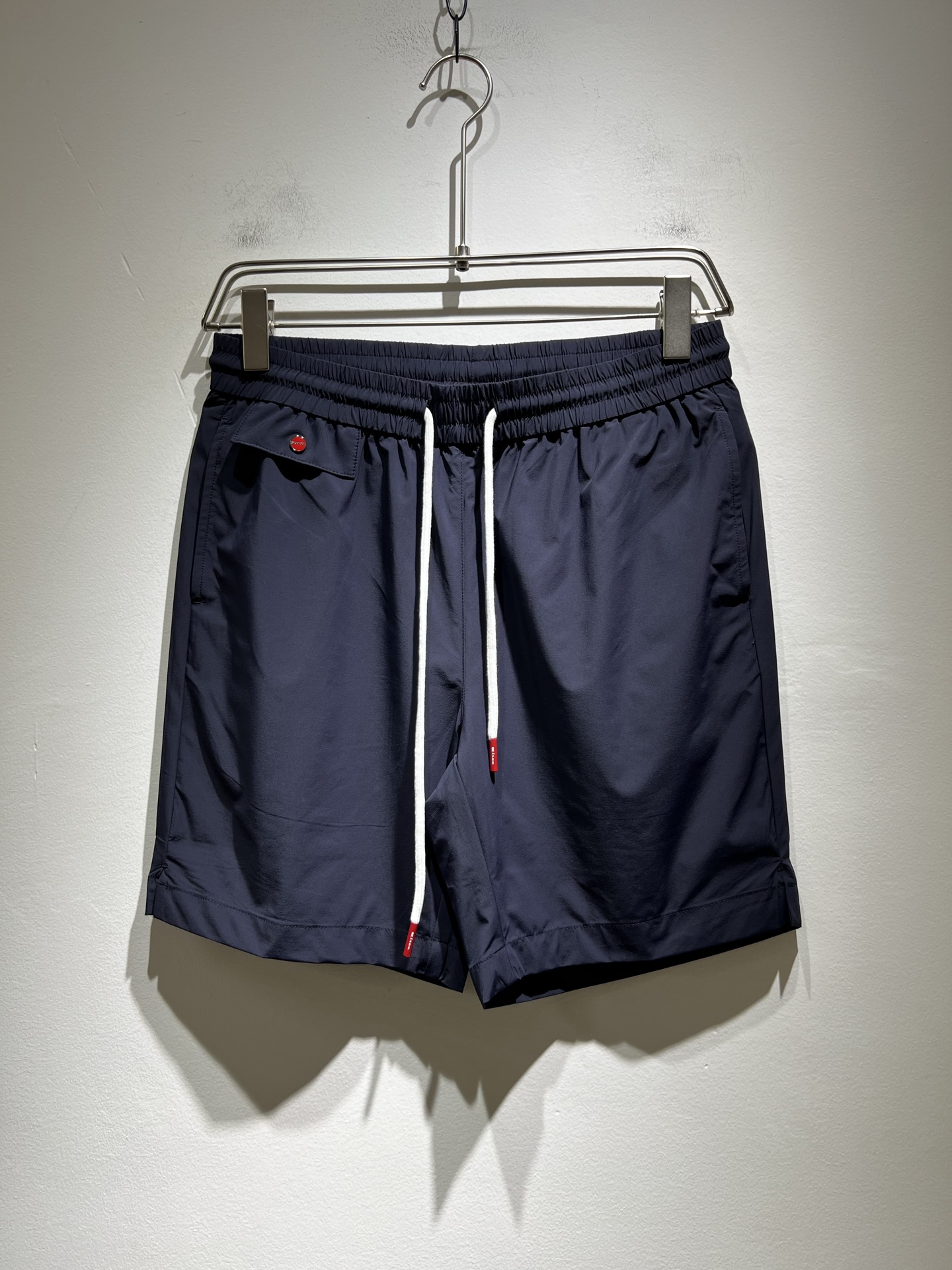 NO:159625,Kiton 2025 spring and summer new product for men's high-end casual and versatile four-season commuting slim fit tailoring casual shorts!  For fans, such a grand classic design is enough to plant grass at a glance. It is the most handsome series of all this year. I only need to take a look and know that this will definitely be a hit that has caused a sensation, and it is popular on the Internet. The classic slim three-dimensional tailoring style is equipped with the latest logo pattern hardware decorative technology design!  Very representative waist brand modification!  It simply and easily demonstrates the charm of the brand, and naturally presents specifications, grades, fashion and trendy effects. It matches the performance to easily create a high-end and high-end effect!  It is also comfortable and breathable, and has a natural drape, which is suitable for all year round outfits!  !  This jeans are made of three-dimensional cut and straight-fitting style. The magic and practical wearability of the single match are understandable. Whether you are wearing daily clothes or appearing on the high street, it is the best choice. It is super charming!  It also perfectly demonstrates its specifications and rank!  Obviously, this is a big and powerful product that you must collect. You must collect this product and highly recommend it!  Size M-3XL, shorts, jeans, alexander wang19860909Kiton 2025春夏新品男士高端休闲百搭四季通勤修身剪裁休闲短裤！对于粉丝来说,这样大气的经典设计足矣一眼种草,是今年所有当中最帅的一个系列,我只需要看一眼就知道,这绝对会是一个引起轰动的爆款,而且全网风靡,经典的修身立体剪裁版型打造,配置了最新的logo图案五金装饰工艺设计！极具代表性腰牌修饰！简单轻松的彰显出品牌魅力所在,自然而然的呈现规格,档次,时髦以及新潮效果,搭配性能满分,轻松穿出高级感与高端效果！并舒适透气感满分,且垂感自然,适合一年四季的穿搭所需！！此款牛仔裤采用了立体裁剪小直筒版型打造,其单配魔力与实穿性是无可厚非的,不管你是日常穿搭还是高街出镜都是不二之选,超具魅力！同时也是完美的展现了其规格和段位所在！很显然,这是一款绝对要收的重磅好货,此款你都必须要收,极力推荐的好货！尺码M-3XL,,shorts,jeans,alexander wang,Men's clothing