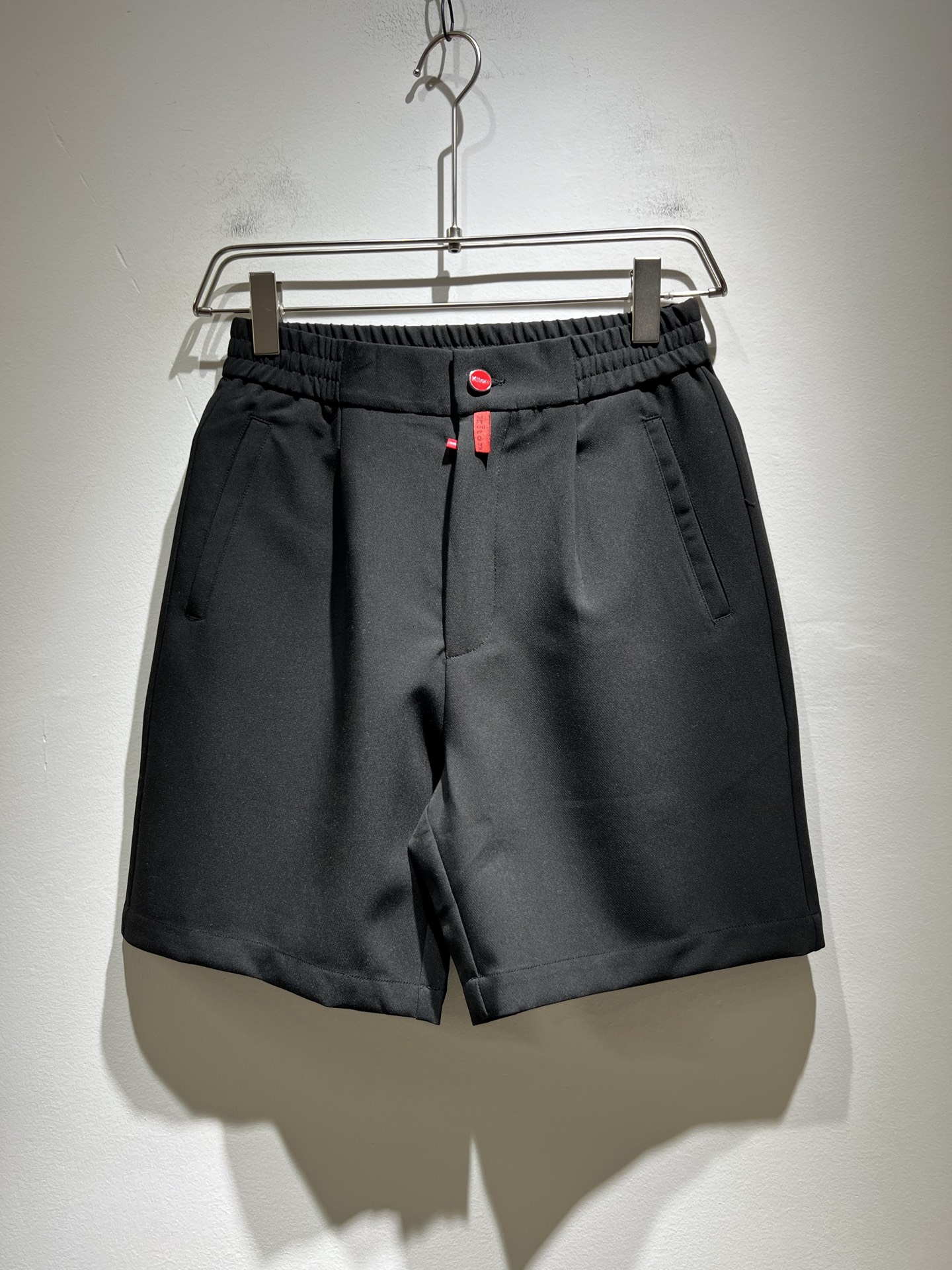 NO:159647,Kiton 2025 spring and summer new product for men's high-end casual and versatile four-season commuting slim fit tailoring casual shorts!  For fans, such a grand classic design is enough to plant grass at a glance. It is the most handsome series of all jeans this year. I only need to take a look and know that this will definitely be a hit that has caused a sensation, and it is popular on the Internet. The classic slim three-dimensional tailoring style is equipped with the latest logo pattern hardware decorative technology design!  Very representative waist brand modification!  It simply and easily demonstrates the charm of the brand, and naturally presents specifications, grades, fashion and trendy effects. It matches the performance to easily create a high-end and high-end effect!  Created with top-quality imported cotton and linen, it is comfortable and breathable, and has a natural drape, which is suitable for all year round outfits!  !  This jeans are made of three-dimensional cut and straight-fitting style. The magic and practical wearability of the single match are understandable. Whether you are wearing daily clothes or appearing on the high street, it is the best choice. It is super charming!  It also perfectly demonstrates its specifications and rank!  Obviously, this is a big and powerful product that you must collect. You must collect this product and highly recommend it!  Size M-3XL, shorts, jeans, alexander wang19860909Kiton 2025春夏新品男士高端休闲百搭四季通勤修身剪裁休闲短裤！对于粉丝来说,这样大气的经典设计足矣一眼种草,是今年所有牛仔裤当中最帅的一个系列,我只需要看一眼就知道,这绝对会是一个引起轰动的爆款,而且全网风靡,经典的修身立体剪裁版型打造,配置了最新的logo图案五金装饰工艺设计！极具代表性腰牌修饰！简单轻松的彰显出品牌魅力所在,自然而然的呈现规格,档次,时髦以及新潮效果,搭配性能满分,轻松穿出高级感与高端效果！顶级的进口棉麻打造,并舒适透气感满分,且垂感自然,适合一年四季的穿搭所需！！此款牛仔裤采用了立体裁剪小直筒版型打造,其单配魔力与实穿性是无可厚非的,不管你是日常穿搭还是高街出镜都是不二之选,超具魅力！同时也是完美的展现了其规格和段位所在！很显然,这是一款绝对要收的重磅好货,此款你都必须要收,极力推荐的好货！尺码M-3XL,,shorts,jeans,alexander wang,Men's clothing