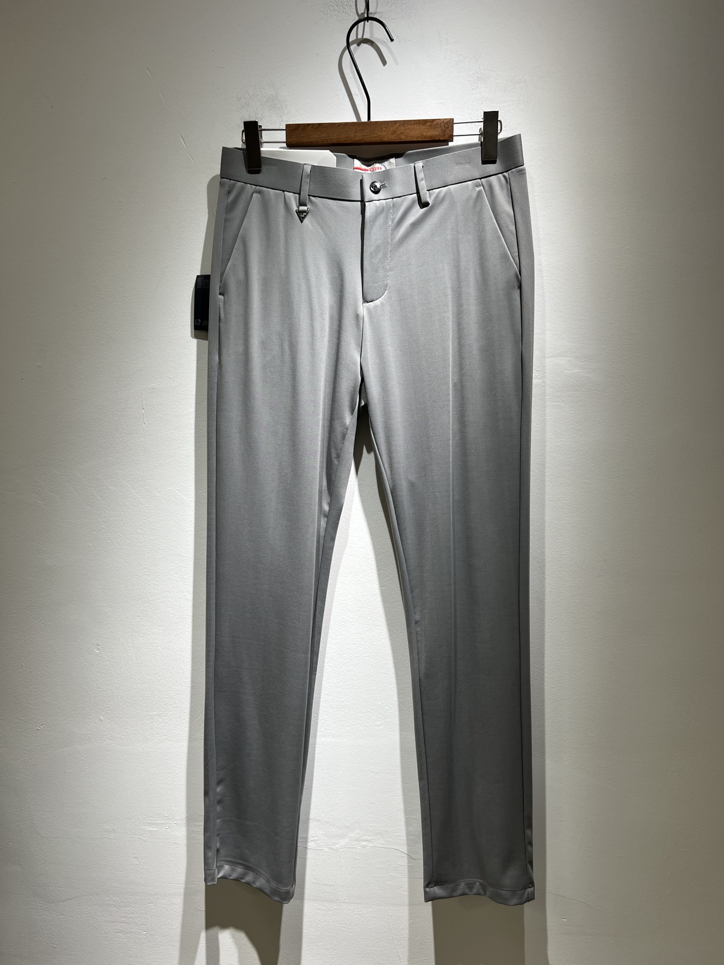 NO:159632,PRA*DA 2025 spring and summer new stretch cotton blended spandex versatile trousers, classic business casual basic trousers for men!  Trading companies have sparse channels and are on sale on the leading official website!  A pair of pants with both design value and practical wearability are both online, taking into account the sense of fashion, and it is undoubtedly the best item for P this year!  The fabric is wrinkle-resistant and light and easy to handle, with a thin, silky and delicate feel, and has excellent breathable, moisture-absorbing and quick-drying performance. The upper body has its own cooling effect. It is definitely the best choice in a summer wardrobe. Getting the real thing will definitely give you the desire to repurchase it!  The basic suit pants style and the right cutting process are excellent inclusive for the body. They can well modify the leg shape and visually make your legs look longer and straighter, adding a lot to your appearance and aura!  Customized YKK metal zippers, customized original logo hardware accessories for customization!  The iconic classic marking hardware badge patches on the back are self-evident, and the recognition and luxury are self-evident, and the sense of identity is low-key!  A classic with a versatile foundation can be easily dealt with in business and leisure, and there is no reason to not buy it!  Size 30-40 37 39,,prada,business suit,alexander wang19860909PRA*DA 普*达 2025春夏新款弹力棉质混纺氨纶百搭西裤,男士经典商务休闲基础长裤西裤！贸易公司渠道稀出,领先官网发售！设计值与实穿性均在线的一款裤装,兼顾时尚感的同时,绝对算得上是今年P家最佳单品无疑！面料抗皱轻盈好打理,手感轻薄丝滑细腻,拥有着极佳的透气吸湿速干性能,上身自带降温功效,绝对是夏日衣橱中不二之选,实物到手绝对会让你有无限回购的渴望！基础的西装裤版型,恰到好处的裁剪工艺,对于身材包容性极好,能够很好的修饰腿型,在视觉上显腿长显腿直,为你的颜值与气场加分不少！客供定制YKK金属拉链,定制原版logo五金辅料修饰！后幅标志性经典标五金徽章贴饰,其辨识度与奢华感不言而喻,低调中不失身份感！百搭基础的经典,商务休闲皆可轻松应对,根本找不到不入手的理由！尺码30-40 37 39,,prada,business suit,alexander wang,Men's clothing