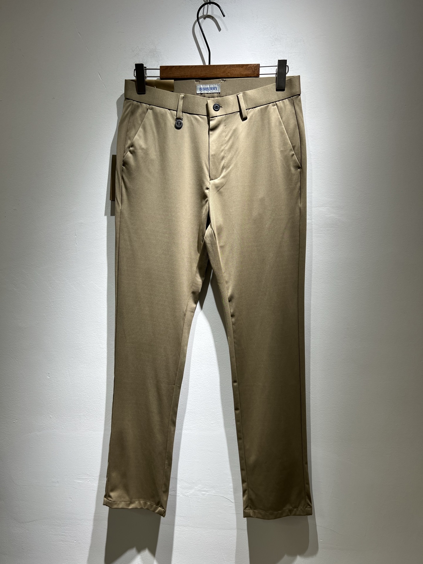 NO:159644,BURBER*Y Ba*li 2025 spring and summer men's casual trousers, classic basic men's straight-leg pants, simple solid color and versatile hardware logo accessories, classic inner British style strips wrapped around, obvious iconic, a must-have for wardrobe, on sale, full quality foreign trade orders. It has a strong British style. It has long been synonymous with luxury, quality, innovation and eternal classics. Its windbreaker is famous all over the world as a brand logo. It has a traditional British design style, with unique fabrics and elegant style. The drastic transformation design forms a continuous totem print, and the simple font replaces the classic knight logo, completely subverting the original style.  The counter model show series is very fashionable, a simple, refreshing, fashionable and versatile casual style. They are all super stylish, and it is the dazzling dark horse this season and the most appropriate color. Size 30-40 37 39, burberry, alexander wang19860909BURBER*Y巴*莉 2025春夏男士休闲西裤,男士经典基础款小直筒裤 简洁纯色百搭款五金logo辅料配合 经典内里英伦风条包边,标志性明显,衣橱必备,专柜在售,全品相外贸订单.是具有浓厚英伦风格.长久以来成为奢华、品质、创新以及永恒经典的代名词,旗下的风衣作为品牌标识享誉全球.带有一股英国传统的设计风格,独特的布料、大方优雅为主.大刀阔斧的转型设计,组成连续图腾印花,简约的字体取代了经典的骑士标志,彻头彻尾地颠覆了原始风格. 专柜模特走秀系列,非常时尚一款简单清爽时尚百搭休闲款,都超级有型,更是本季让人眼前一亮的黑马,也是最应景的色彩,尺码30-40 37 39,,burberry,alexander wang,Men's clothing