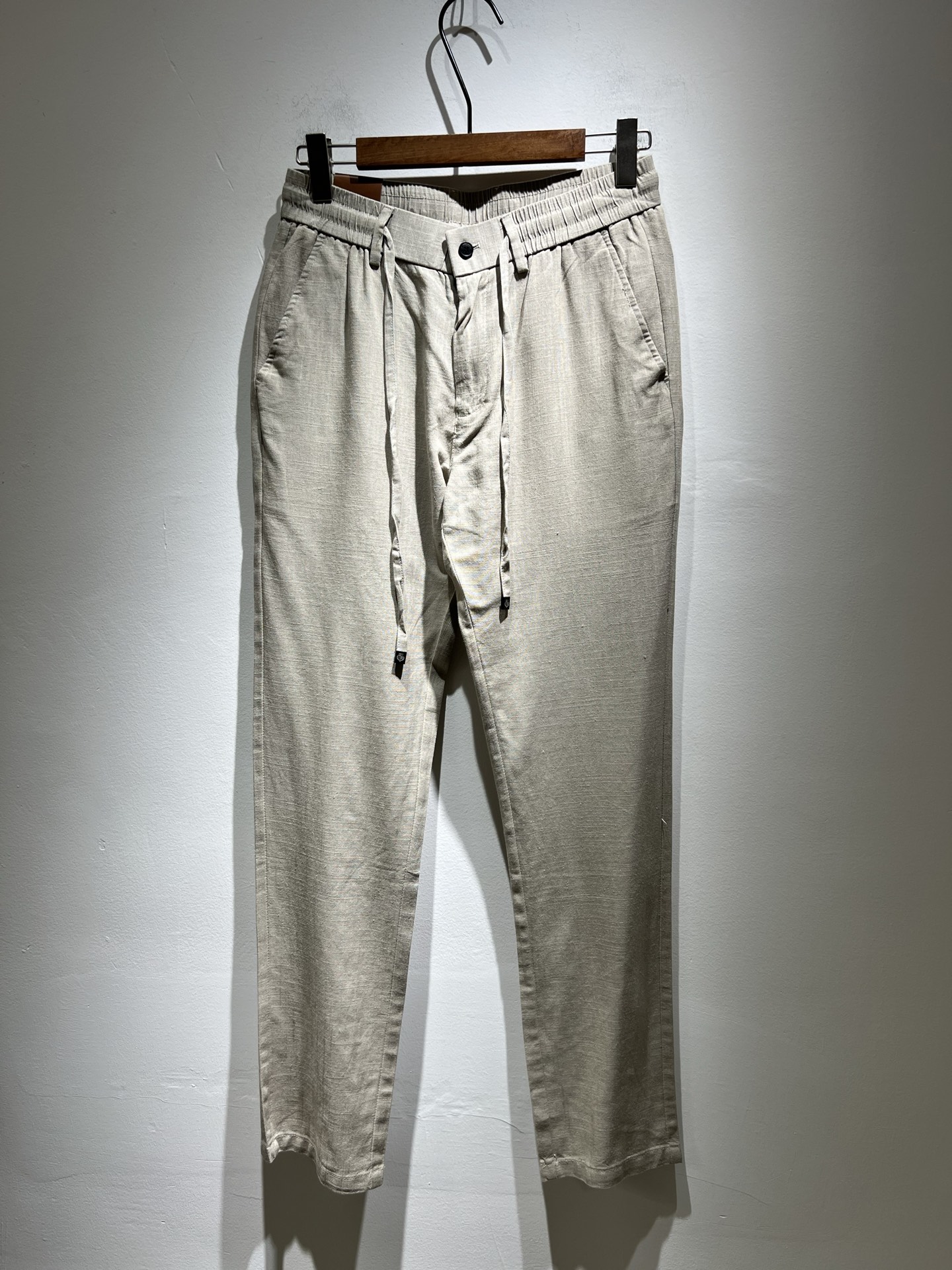 NO:159622,Loro Piana Nuoyou Pianya 2025 spring and summer new products for men's pure linen casual pants, the latest trade orders and all the quality!  !  Internet celebrity style!  The upper body is comfortable and breathable, not stiff, and the overall body has a rich three-dimensional feeling. Quality export orders, customized exclusive pure linen fabric tailoring to meet the simple needs of commuters for dressing. The upper body is very effective, it looks slim and does not picky about the figure. The fabric workmanship... Improper, only good craftsmanship can make you feel good and tasteful. A must-have item for everyone!  Size M-4XL, loro piana, alexander wang19860909Loro Piana诺悠翩雅 2025春夏新品男士纯亚麻休闲裤,最新的贸易订单全品相！！网红款！上身舒适透气,不僵硬,整体有着丰富的立体感,品质出口订单,定制专属纯亚麻面料剪裁,满足通勤人们对于着装的简约需求,上身效果很好,显瘦,不挑剔身材.面料做工....无可挑剔,好工艺好面料才能穿出好品味一款,人手必备单品！尺码M-4XL,,loro piana,alexander wang,Men's clothing