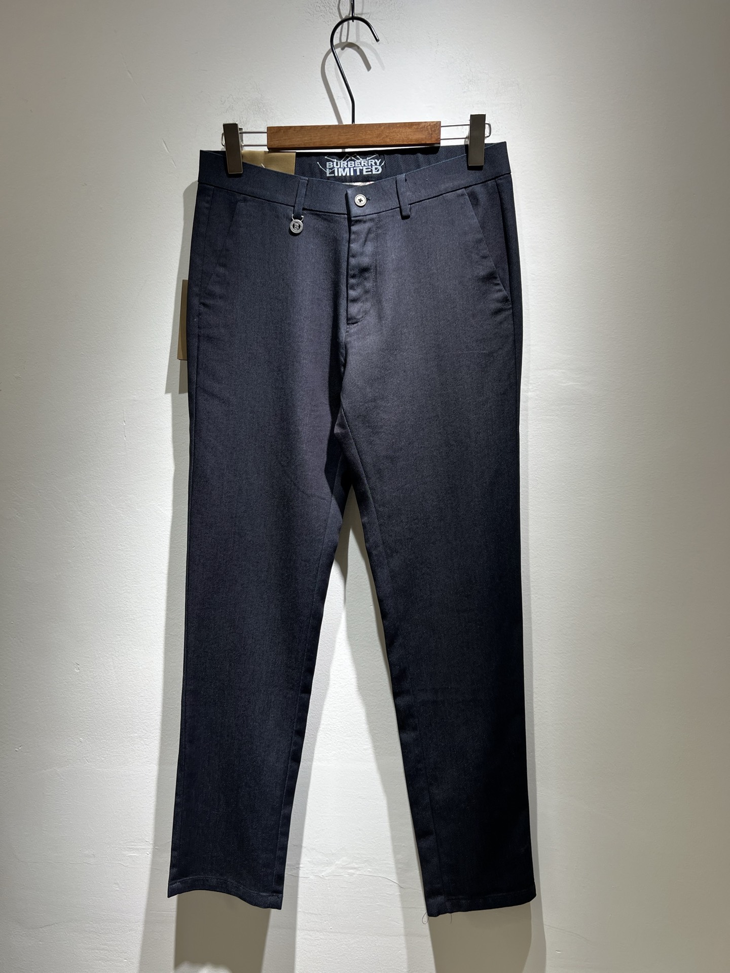 NO:159638,BURBER*Y Ba*li 2025 spring and summer men's casual trousers, classic basic men's straight-leg pants, simple solid color and versatile hardware logo accessories, classic inner British style strips wrapped around, obvious iconic, a must-have for wardrobe, on sale, full quality foreign trade orders. It has a strong British style. It has long been synonymous with luxury, quality, innovation and eternal classics. Its windbreaker is famous all over the world as a brand logo. It has a traditional British design style, with unique fabrics and elegant style. The drastic transformation design forms a continuous totem print, and the simple font replaces the classic knight logo, completely subverting the original style.  The counter model show series is very fashionable, a simple, refreshing, fashionable and versatile casual style. They are all super stylish, and it is the dazzling dark horse this season and the most appropriate color. Size 30-40 37 39, burberry, alexander wang19860909BURBER*Y巴*莉 2025春夏男士休闲西裤,男士经典基础款小直筒裤 简洁纯色百搭款五金logo辅料配合 经典内里英伦风条包边,标志性明显,衣橱必备,专柜在售,全品相外贸订单.是具有浓厚英伦风格.长久以来成为奢华、品质、创新以及永恒经典的代名词,旗下的风衣作为品牌标识享誉全球.带有一股英国传统的设计风格,独特的布料、大方优雅为主.大刀阔斧的转型设计,组成连续图腾印花,简约的字体取代了经典的骑士标志,彻头彻尾地颠覆了原始风格. 专柜模特走秀系列,非常时尚一款简单清爽时尚百搭休闲款,都超级有型,更是本季让人眼前一亮的黑马,也是最应景的色彩,尺码30-40 37 39,,burberry,alexander wang,Men's clothing