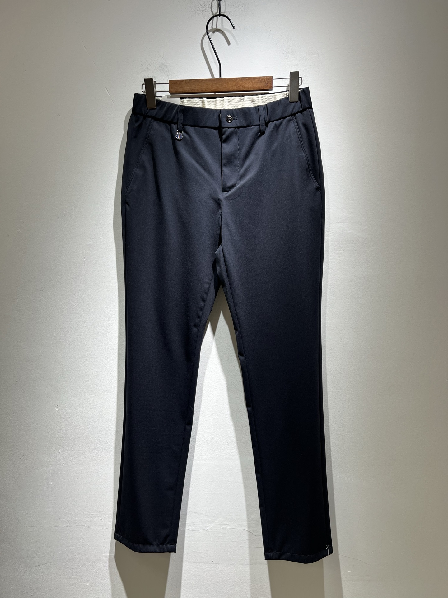 NO:159620,Moncl*rMon*kou 2025 Spring and Summer Latest Trade Order Casual Stretch Spandex Trousers!  Full quality!  !  Original logo hardware accessories design!  Customized exclusive cotton fabric cut!  The upper body is comfortable and breathable, not stiff, and the overall three-dimensional feeling is rich and the quality is exported to meet the simple needs of commuters for dressing. The upper body is very effective, it looks slim and does not picky about the figure. The fabric workmanship is impeccable. Only good craftsmanship can make you look good and tasteful. It is a must-have item for everyone!  Size 30-40 37 39,,christian louboutin,alexander wang19860909Moncl*r蒙*口2025春夏最新的贸易订单休闲弹力氨纶西裤！全品相！！原版logo五金辅料配件设计！定制专属纯棉面料剪裁！上身舒适透气,不僵硬,整体有着丰富的立体感,品质出口订单,满足通勤人们对于着装的简约需求,上身效果很好,显瘦,不挑剔身材.面料做工....无可挑剔,好工艺好面料才能穿出好品味一款,人手必备单品！尺码30-40 37 39,,christian louboutin,alexander wang,Men's clothing