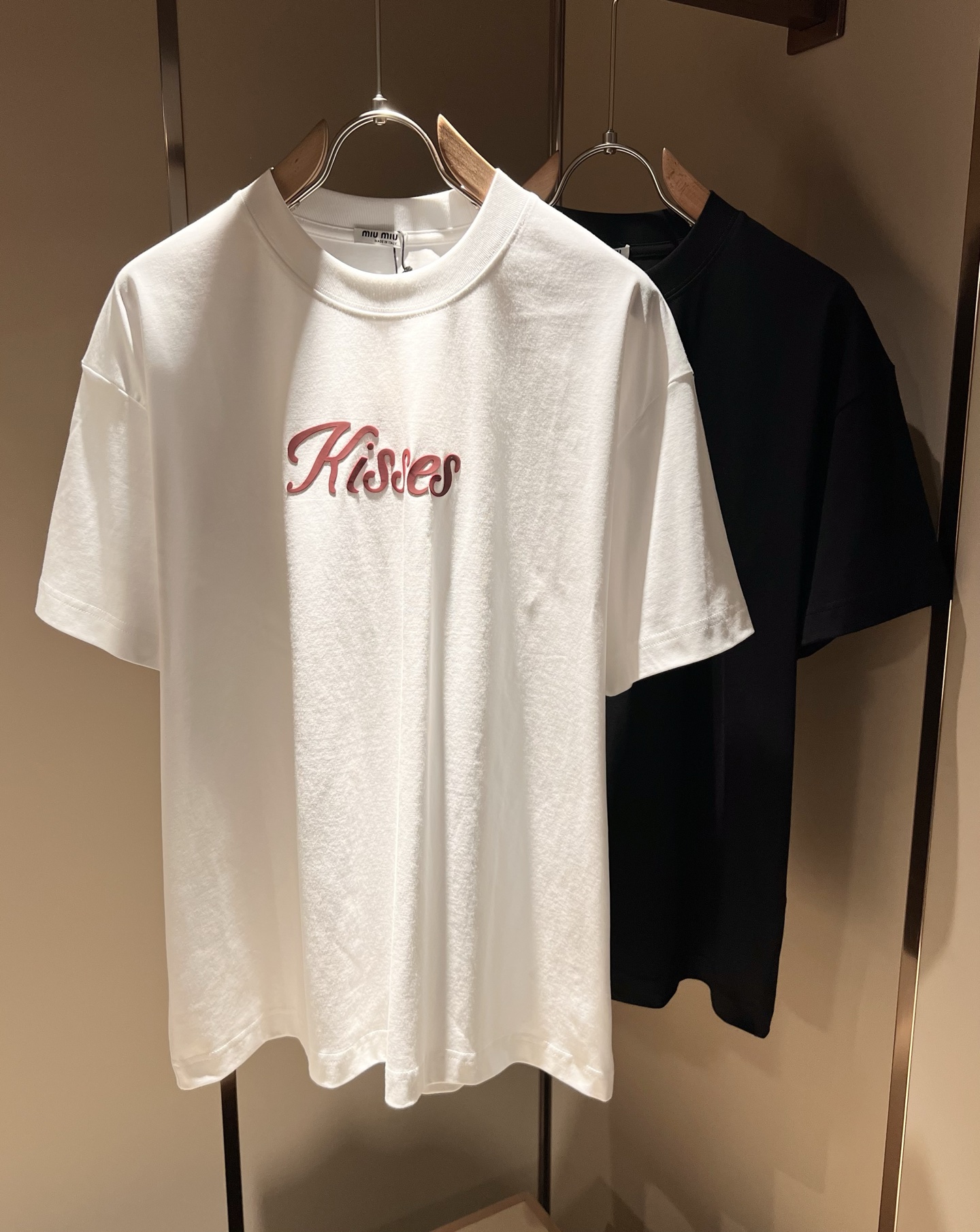 NO:159630,MIUMIU Miserable 2025 Spring and Summer New Men and Women's Same Short-sleeved T-shirt, the latest brand design elements!  Neither monotonous nor complicated, it shows taste just right!  Customer-supplied top-level glue press logo design!  Comfortable, sweat-absorbing and breathable, the unique high-end fabric presents a simple and elegant temperament!  Chest logo glue pressing design!  Full three-dimensional! Standard cutting design!  Every detail is a synchronized with high-end fashion. Size: S-XL, miumiu, T-shirt, tees, t-shirt, alexander wang19860909MIUMIU 谬谬2025春夏新款男女同款短袖T恤,品牌最新设计元素！既不单调也不复杂,恰到好处的展现品味！客供顶级压胶logo设计！舒适吸汗透气根本不在话下,面料独具的高奢感呈现简约优雅气质！胸前logo压胶设计！饱满立体!标准裁剪设计！每一处细节都是与高端时尚同步的体现.尺码:S-XL,,miumiu,T-shirt,tees，t-shirt,alexander wang,Men's clothing