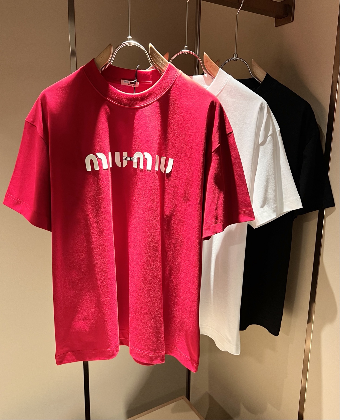 NO:159636,MIUMIU Miserable 2025 Spring and Summer New Men and Women's Same Short-sleeved T-shirt, the latest brand design elements!  Neither monotonous nor complicated, it shows taste just right!  Customer-supplied top-level velvet logo design!  Comfortable, sweat-absorbing and breathable, the unique high-end fabric presents a simple and elegant temperament!  Chest logo glue pressing design!  Full three-dimensional! Standard cutting design!  Every detail is a synchronized with high-end fashion. Size: S-XL, miumiu, T-shirt, tees, t-shirt, alexander wang19860909MIUMIU 谬谬2025春夏新款男女同款短袖T恤,品牌最新设计元素！既不单调也不复杂,恰到好处的展现品味！客供顶级压绒logo设计！舒适吸汗透气根本不在话下,面料独具的高奢感呈现简约优雅气质！胸前logo压胶设计！饱满立体!标准裁剪设计！每一处细节都是与高端时尚同步的体现.尺码:S-XL,,miumiu,T-shirt,tees，t-shirt,alexander wang,Men's clothing