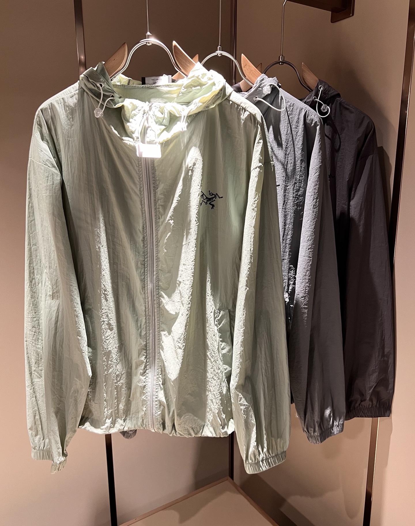 NO:159645,ARCTER*X Original Archaeological Bird 2025 spring and summer new sunscreen jacket for men and women, outdoor brands may first think of Canadian goose and Archaeological Bird. It gives people a feeling of trying out the label!  In addition to being quite accomplished in style design, the most obvious or most expert should be to have deeper and unique insights and attainments in fabrics. Through continuous structural research and problem-solving, and characterized by unique research on fabrics, these alone are enough to support it to become the first new logo brand image in the clothing manufacturing industry. This model is made of quick-drying fabric!  Through precision, the hand feels smooth and soft, and both has natural beauty and comfort. The large body style is cut cleanly and cleanly, and the fabric shows a different hazy structural beauty. It is made of exclusive mold customization. The fabric and its technology test the workers, can be smooth and smooth without wrinkles!  Chest logo pattern printing design!  It really tests the handmade work of every master!  It makes the overall clean and neat, without leaving any thread. Now the neutrality that pursues life is more refined in life!  Size M-3XL, arc'teryx,jackets & coats,jackets & coats,alexander wang19860909ARCTER*X始*祖鸟 2025春夏新款男女同款防晒衣夹克外套,户外品牌可能大家第一想到的就是加拿大鹅、始祖鸟.给人一种标签试的感觉！除了在款式设计上颇有造诣之外,最明显或者说最为拿手的,应该就是在面料上的拥有更深独特见解跟造诣了.通过不断地结构研究和问题处理,在以面料独特研究为特征,仅凭这些就已经足以支撑其成为服装制造行业中,首屈可数的新标志品牌形象.此款采用速干面料材质！通过精工手感细滑柔软,同时兼具自然美感跟舒适度.大身上版型裁剪简洁干净,面料上显现出了不一样朦胧的结构性美感来.独家开模定制而成,面料及其考验工人的技术,能做到平整服帖又不起皱！胸前logo图案印花设计！真的是很考验每位师傅的手工制作！使得整体干净利索,不留一丝线头.现在对于生活有所追求的中性也在生活中更为精致！尺码M-3XL,arc'teryx,jackets & coats,jackets & coats,alexander wang,Men's clothing