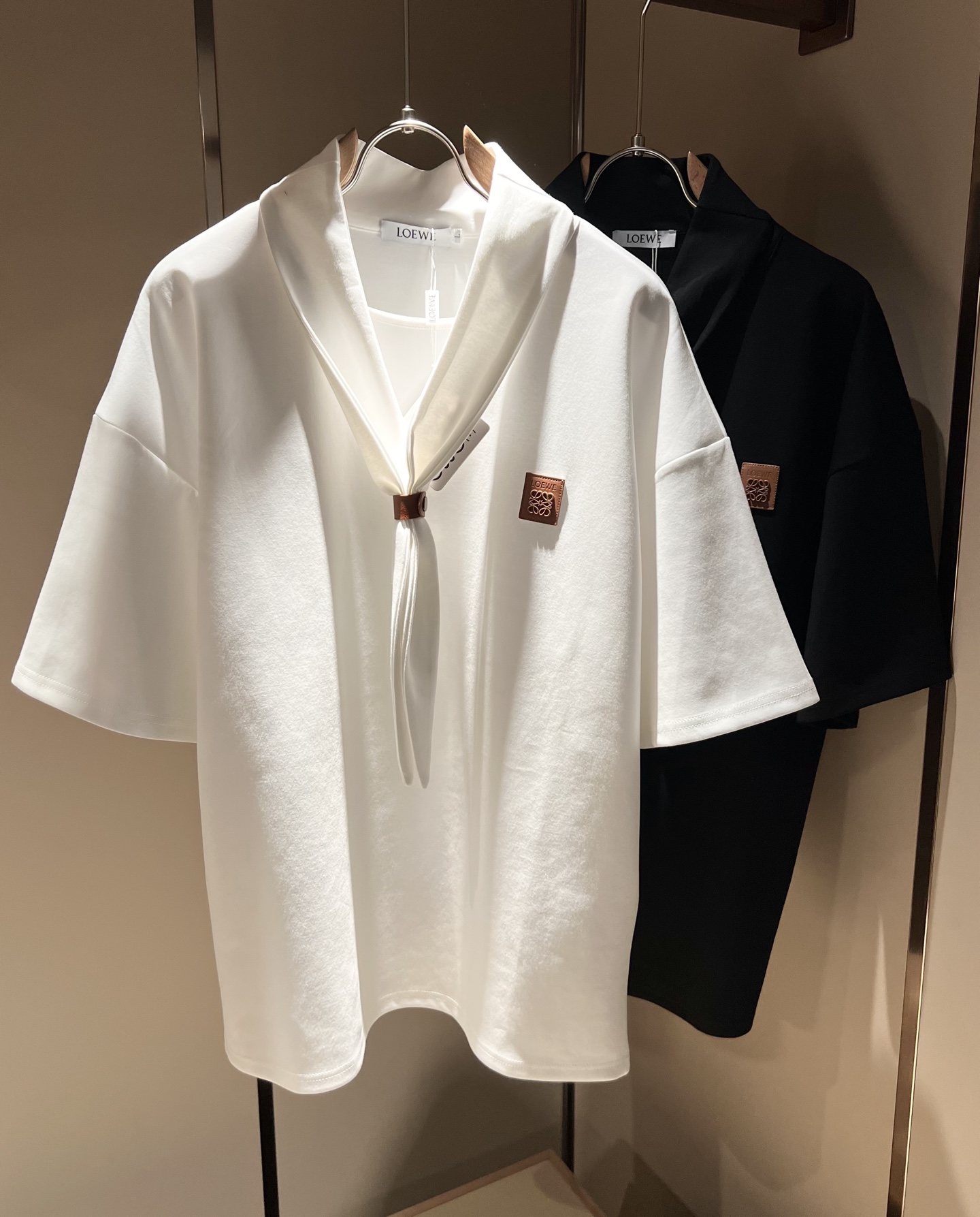 NO:159642,LOE*WE Luo*We 2025 spring and summer new short-sleeved T-shirt for men and women, original Italian order channel, very personalized and high-end style, logo pattern leather craft design!  Couple pure cotton short-sleeved T-shirt!  !  The latest fashion trends and popular products are here, and it is another simple and high-end fashion item. It is a fashion product with very high-end outfit charm. It is a must-have item for fashion trends!  Original Italian manufacturer channels, special-level orders, and released at the same time as Hong Kong, Macao and Taiwan buyers. This model is also the latest popular product of Luo Yiweijia this year and the most classic product. Its specifications and grades are beyond doubt!  !  The choice is very diverse, and it can be said that this model naturally has a fresh and natural feeling, showing the brand charm and high-end feeling. The texture of this model is very good, and the heavy weight and brilliant skin-friendliness that can be seen with hands are even better, and it is a complete enjoyment of wearing!  !  Size: S-2XL, loewe,loewe,T-shirt,tees,t-shirt,alexander wang19860909LOE*WE罗*威 2025春夏新款男女同款短袖T恤,意大利原厂订单渠道,极具个性高级风,标志logo图案皮革工艺设计！情侣款纯棉短袖T恤！！最新时尚潮流人气产物驾到,又是一款简约高级的时尚单品,穿搭魅力十分高级不俗的时尚产物 ,时尚潮流必备单品！意大利原厂渠道,特供级别订单,同步港澳台买手店发布,此款也是罗意威家今年的最新人气产物,也是最经典的产物,其规格跟档次更是毋庸置疑！！ 选择极具多样化,言而喻此款自然具备那种清新自然的感觉,彰显品牌魅力与高级感,此款的质感十分的到位,用手可以感知的重磅跟出彩亲肤程度更是上佳,十足的穿着享受！！尺码: S -2XL,,loewe,loewe,T-shirt,tees，t-shirt,alexander wang,Men's clothing