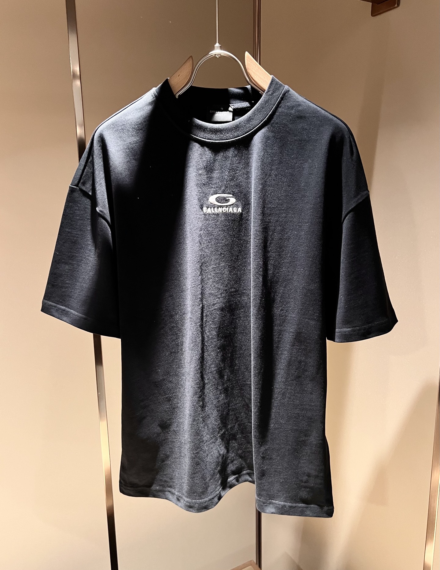 NO:159639,BALENCIA* Paris* Home 2025 Spring and Summer Latest Casual Set, Embroidery Logo Design for Men and Women!  Trading companies have sparse channels and are released on the official website at the same time!  Basically, it will have its back every season, and I look forward to the performances of all trendy men and women!  This model is made of top-grade pure cotton washing water materials!  It is hard to pick on whether it is skin-friendly or breathable when worn in close-fitting!  The upper body looks very white and supports the complexion of the skin!  Loose style cut, both men and women can easily match your own fashionable and high-end outfit!  Size S-XL, balenciaga, alexander wang19860909BALENCIA*巴黎*家 2025春夏最新款休闲套装,男女同款刺绣logo设计！贸易公司渠道稀出,同步官网发售！基本每一季都会有它的背影所在,期待着所有潮男潮女们的演绎！此款选用客供顶级纯棉洗水材质打造！贴身穿着亲肤感与透气性都无法挑剔！上身非常的显白承托肤色！宽松版型裁剪,无论男女皆可轻松搭配出属于自我的时尚高级穿搭！尺码S-XL,,balenciaga,alexander wang,Men's clothing