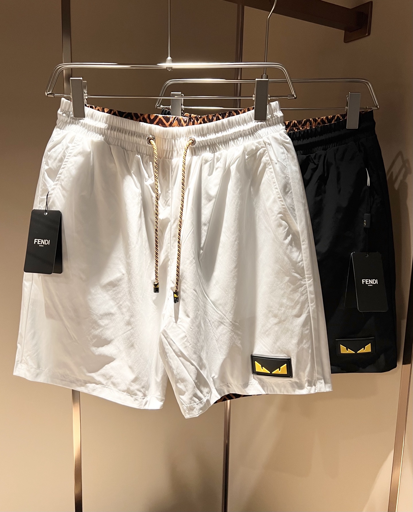 NO:159616,FEN*DI FEN*Die Double-sided wear!  2025 spring and summer new classic casual versatile drawstring shorts, trading company channel orders, FD early spring versatile casual shorts, trendy design among big brands, original exclusive pure cotton material for customer supply!  It has a wide feeling and will not soften and have a texture!  The wiring is neat and delicate, custom drawstrings at the waist, and a panoramic FF logo logo printing design!  Showing the brand’s accent, it is the most fashionable to wear any short sleeves at will. It is the first choice for spring and summer wardrobe and one of the must-have brands in fashion trendsetter wardrobe!  Very brand recognition!  And the creation of bright devil eyes is very eye-catching!  The drawstring design is very user-friendly, and the overall versatile and beautiful!  Size M-3XL, fendi, shorts, T-shirt, alexander wang19860909FEN*DI芬*迪 双面穿！2025春夏新款经典休闲百搭抽绳短裤,贸易公司渠道订单,FD早春百搭休闲短裤,大牌中的潮流设计,客供原版专属纯棉材质！自带挺阔感不会软塌有质感！走线工整细腻,腰部定制抽绳,全景FF标志logo印花设计！彰显品牌腔调,随意搭任何短袖都是最时尚的存在,春夏衣橱首选单品,时尚弄潮儿衣柜中必备品牌之一！非常具有品牌辨识度！且亮色恶魔眼的打造,十足吸睛！抽绳的设计非常人性化,整体百搭又好看！尺码M-3XL,,fendi,shorts,T-shirt,alexander wang,Men's clothing