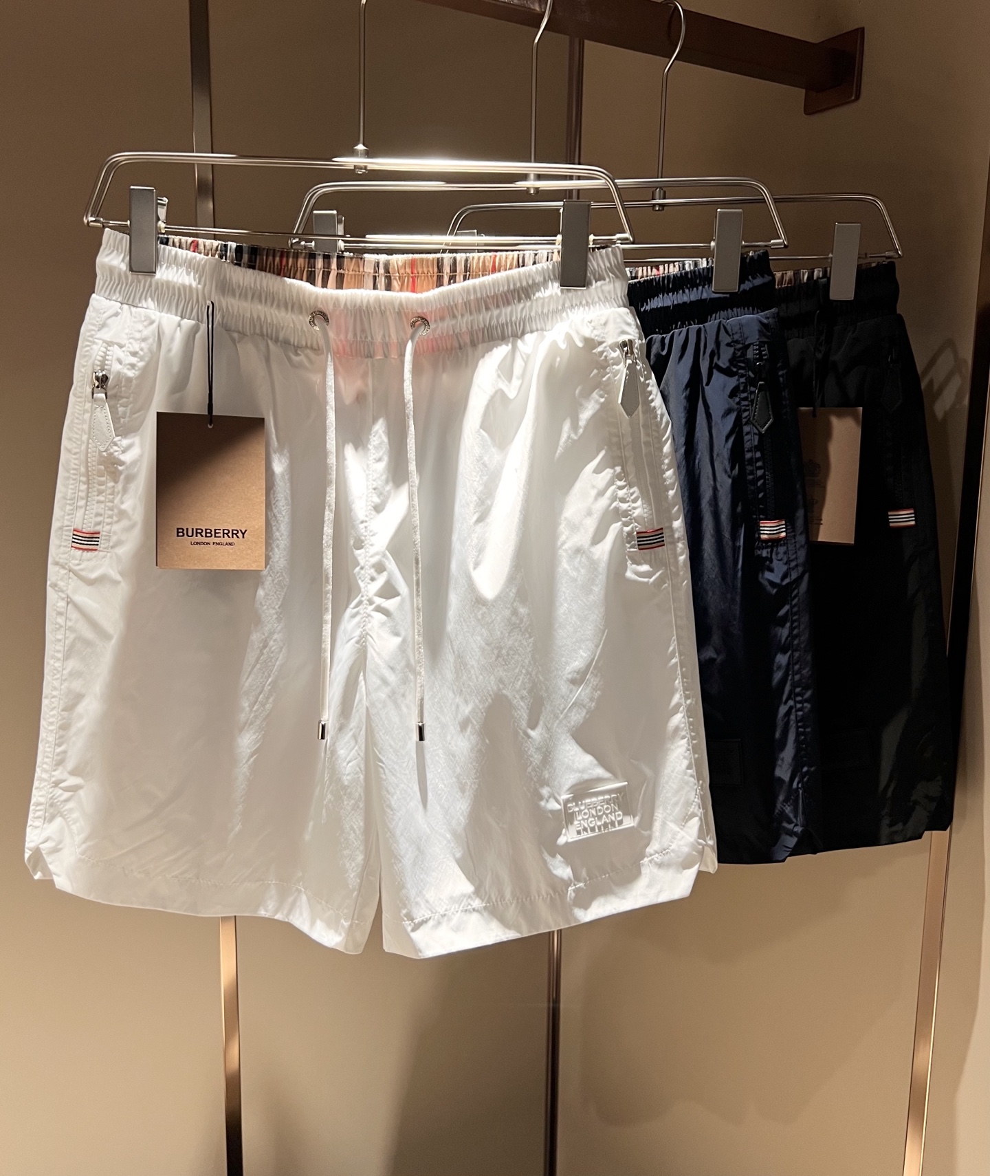 NO:159612,BURBER*Y Ba*li 2025 spring and summer new casual versatile men and women's same casual shorts!  Trading companies have sparse channels and are released on the official website at the same time!  Pants legs logo logo design!  This T-shirt is made of imported polyester fiber material. The materials used by B are still unscrupulous. It is very suitable for wearing in summer. It is skin-friendly and breathable, giving you the most comfortable and comfortable wearing experience!  Very textured and breathable, with a loose basic style cut, perfect for daily casual wear, so hurry up and buy it!  Size M-3XL, Burberry, shorts, tees, t-shirt, alexander wang19860909BURBER*Y巴*莉 2025春夏新款休闲百搭男女同款休闲短裤！贸易公司渠道稀出,同步官网发售！裤腿标识logo图案设计！此款T恤衫甄选客供进口聚酯纤维材质制作而成,B家的用料上依然是无法挑剔的,非常适合夏日里穿着,亲肤透气、给你最极致舒爽的穿着体验！ 非常有质感透气,基础宽松版型裁剪,日常休闲着穿的完美之选,还不赶紧入手！尺码M-3XL,,burberry,shorts,tees，t-shirt,alexander wang,Men's clothing