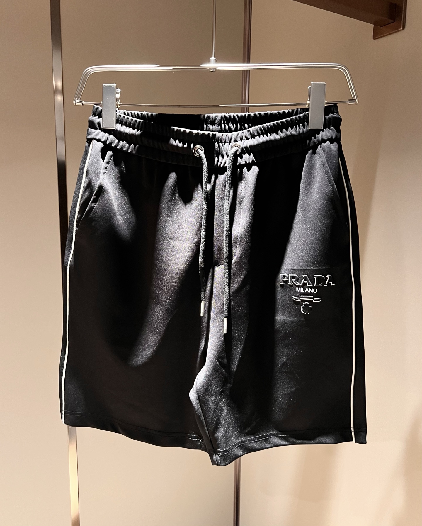 NO:159610,PRA*DA普*达 2025春夏新款男士休闲短裤,高端品质之选……一款休闲裤兼备的百搭裤装,也是男士衣橱里不可缺少的搭配神器,属于实穿型的经典款式！  The design style of the whole casual pants is simple and fashionable, which is very consistent with the low-luxury style setting, has excellent skin-friendly value, is easy to wear, and is full of detail!  Classic logo embossing pattern design!  This trousers are made of high-quality polyester fiber fabric. The fabric is comfortable, soft and delicate, and has a good vertical feeling. It looks very textured and has a high-end charm. The first-class and exquisite style cutting, the line is delicate, smooth and neat, and the casual and casual pants look good no matter how you match it. If you like it, buy it now. Good products are not waiting for anyone!  Size M-3XL, prada, shorts, alexander wang19860909PRA*DA普*达 2025春夏新款男士休闲短裤,高端品质之选……一款休闲裤兼备的百搭裤装,也是男士衣橱里不可缺少的搭配神器,属于实穿型的经典款式！整条休闲裤的设计风格简洁时尚,非常符合低奢的风格设定,亲肤值优越,穿着方便,细节感十足！经典标识logo压胶图案设计！此款裤装采用优质聚酯纤维面料打造而成,面料舒服,手感柔软细腻,有着很好的垂直感,看上去非常有质感,细品高级韵味十足.一流精湛的版型裁剪,走线细致平顺工整,休闲随意怎么搭配都好看的裤装,喜欢的赶紧入手吧,好货可不等人！尺码M-3XL,,prada,shorts,alexander wang,Men's clothing