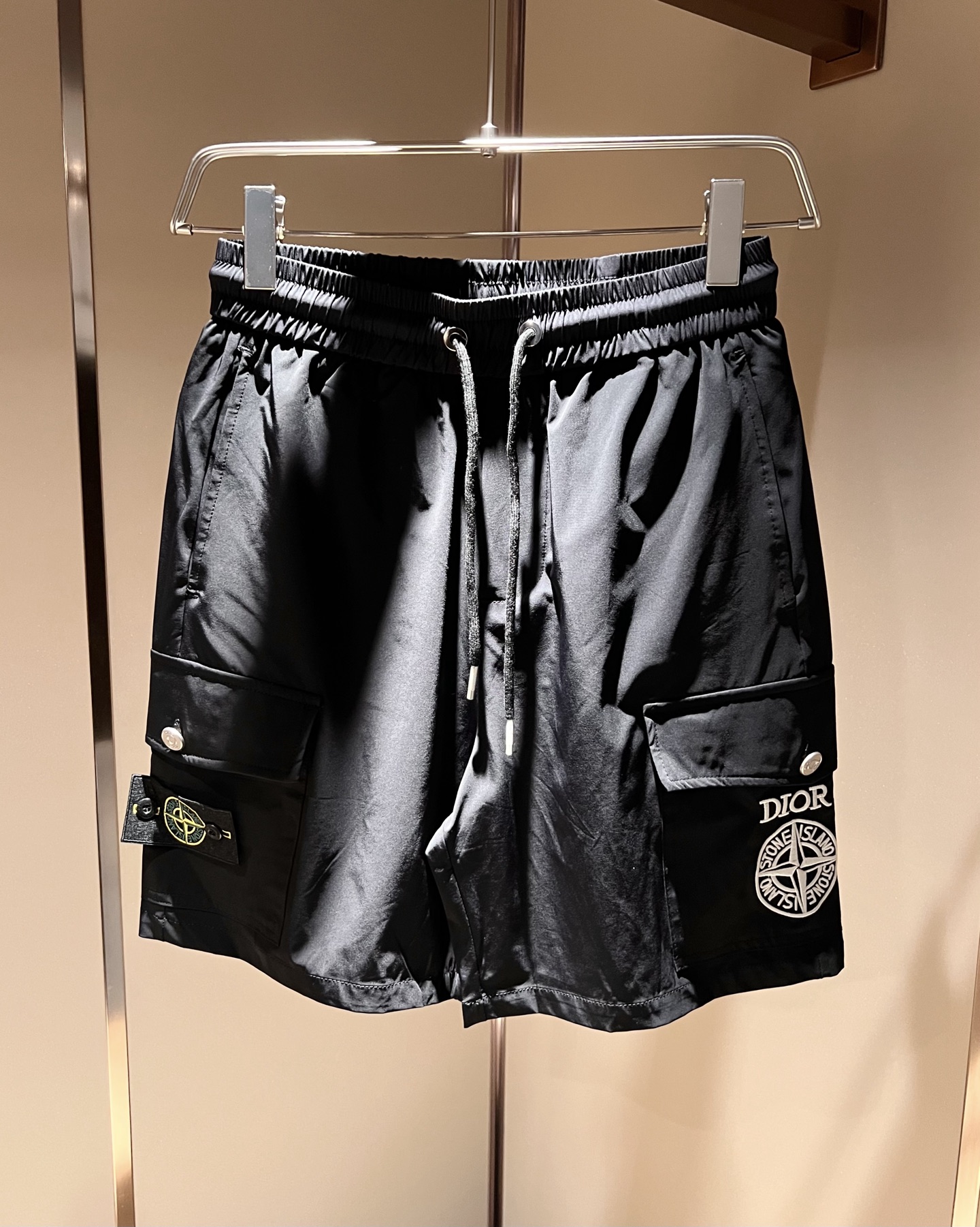 NO:159619,Dior jointly created Stone Island 2025 spring and summer new short-sleeved T-shirt for men and women, the main creator has injected new fashion energy into fashion. By exploring various themes and sexy charm, it is highly recognizable and leads the new street fashion trend. This model is an exclusive and outstanding design element, design logo pattern embroidery design!  Perfect fusion, the pattern is clear and restored, showing the elegant style of the brand. The original 260g pure cotton material is made of solid and high-end fabric, and the upper body can be easily controlled, showing the casual and fashionable charm. Size M-3XL, dior, dior, T-shirt, tees, t-shirt, alexander wang19860909Dior 迪奥 联名StoneIsland 石头岛 2025春夏新款男女同款短袖T恤,主创时尚注入了全新时尚能量.通过探索各种题材和性感魅力,极具辨识度,引领全新街头时尚潮流.该款是独家的出彩设计元素,设计标识logo图案刺绣设计！完美融合,图案清晰还原度极高,彰显品牌优雅格调.选用原版260g纯棉材质,面料紧实高级,上身均可轻松驾驭,展现休闲自在时尚魅力.尺码M-3XL,,dior,dior,T-shirt,tees，t-shirt,alexander wang,Men's clothing