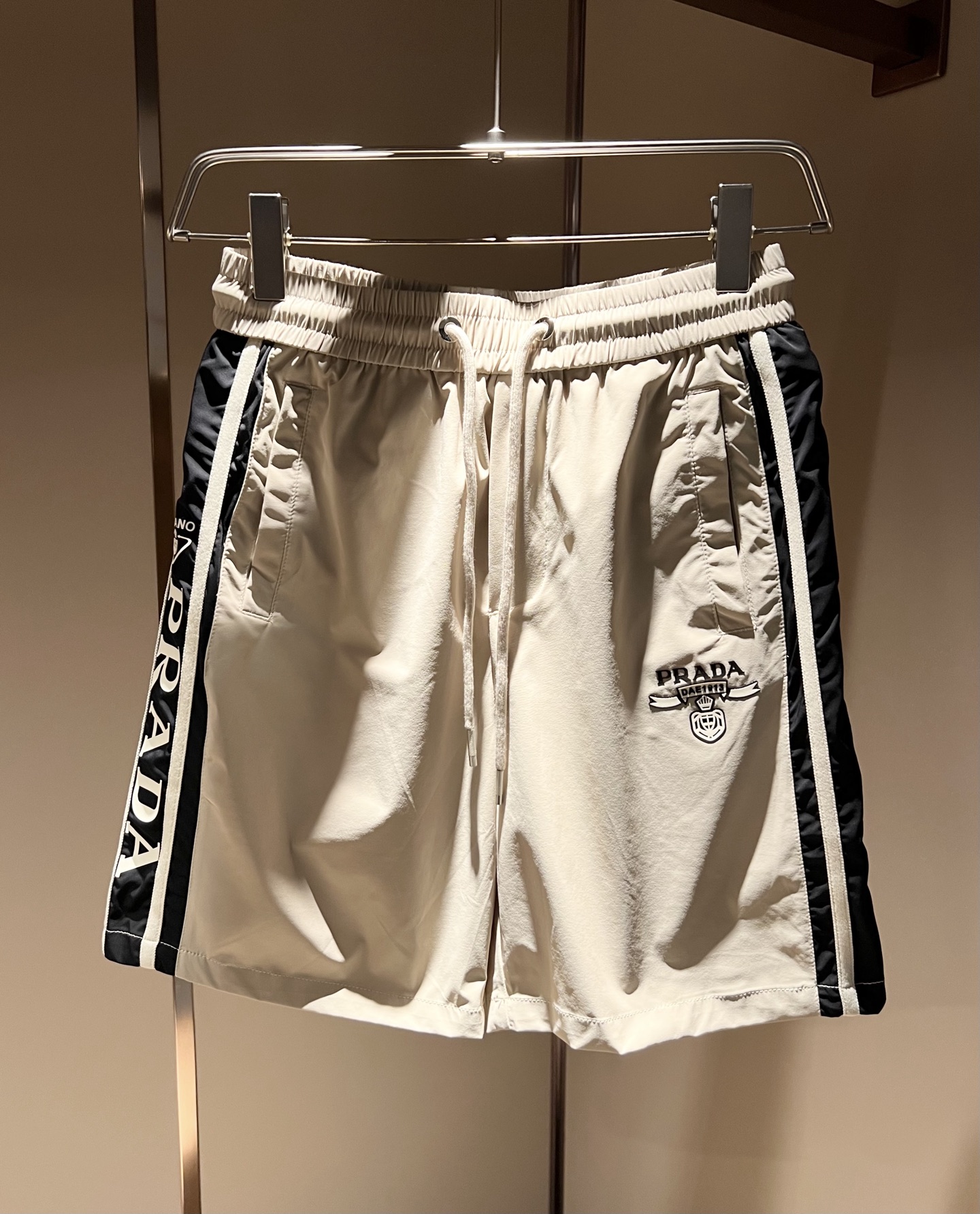 NO:159614,PRA*DA Pu*da 2025 spring and summer new men's casual shorts, a high-end quality choice... A versatile trousers that combine casual pants is also an indispensable matching tool in men's wardrobe. It is a classic style with practical wear!  The design style of the whole casual pants is simple and fashionable, which is very consistent with the low-luxury style setting, has excellent skin-friendly value, is easy to wear, and is full of detail!  Classic logo embossing pattern design!  This trousers are made of high-quality polyester fiber fabric. The fabric is comfortable, soft and delicate, and has a good vertical feeling. It looks very textured and has a high-end charm. The first-class and exquisite style cutting, the line is delicate, smooth and neat, and the casual and casual pants look good no matter how you match it. If you like it, buy it now. Good products are not waiting for anyone!  Size M-3XL, prada, shorts, alexander wang19860909PRA*DA普*达 2025春夏新款男士休闲短裤,高端品质之选……一款休闲裤兼备的百搭裤装,也是男士衣橱里不可缺少的搭配神器,属于实穿型的经典款式！整条休闲裤的设计风格简洁时尚,非常符合低奢的风格设定,亲肤值优越,穿着方便,细节感十足！经典标识logo压胶图案设计！此款裤装采用优质聚酯纤维面料打造而成,面料舒服,手感柔软细腻,有着很好的垂直感,看上去非常有质感,细品高级韵味十足.一流精湛的版型裁剪,走线细致平顺工整,休闲随意怎么搭配都好看的裤装,喜欢的赶紧入手吧,好货可不等人！尺码M-3XL,,prada,shorts,alexander wang,Men's clothing