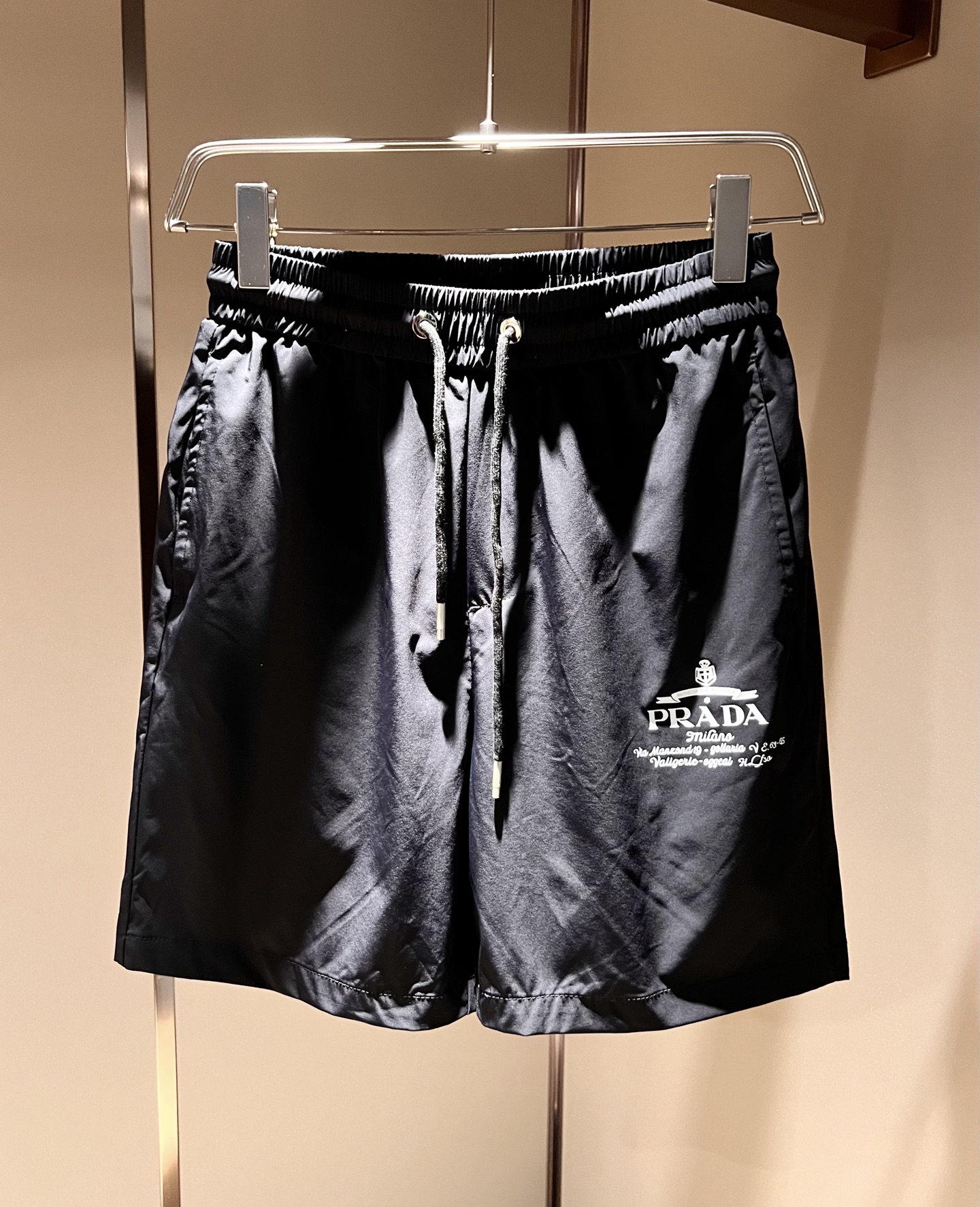 NO:159618,PRA*DA Pu*da 2025 spring and summer new men's casual shorts, a high-end quality choice... A versatile trousers that combine casual pants is also an indispensable matching tool in men's wardrobe. It is a classic style with practical wear!  The design style of the whole casual pants is simple and fashionable, which is very consistent with the low-luxury style setting, has excellent skin-friendly value, is easy to wear, and is full of detail!  Classic logo logo print pattern design!  This trousers are made of high-quality polyester fiber fabric. The fabric is comfortable, soft and delicate, and has a good vertical feeling. It looks very textured and has a high-end charm. The first-class and exquisite style cutting, the line is delicate, smooth and neat, and the casual and casual pants look good no matter how you match it. If you like it, buy it now. Good products are not waiting for anyone!  Size M-3XL, prada, shorts, alexander wang19860909PRA*DA普*达 2025春夏新款男士休闲短裤,高端品质之选……一款休闲裤兼备的百搭裤装,也是男士衣橱里不可缺少的搭配神器,属于实穿型的经典款式！整条休闲裤的设计风格简洁时尚,非常符合低奢的风格设定,亲肤值优越,穿着方便,细节感十足！经典标识logo印花图案设计！此款裤装采用优质聚酯纤维面料打造而成,面料舒服,手感柔软细腻,有着很好的垂直感,看上去非常有质感,细品高级韵味十足.一流精湛的版型裁剪,走线细致平顺工整,休闲随意怎么搭配都好看的裤装,喜欢的赶紧入手吧,好货可不等人！尺码M-3XL,,prada,shorts,alexander wang,Men's clothing