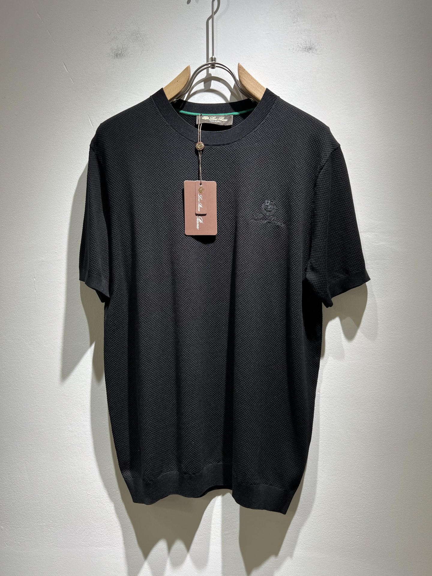 NO:162223,Loro Piana Nouyou Pianya 2025 Spring and Summer Men's Latest Trade Order Yilit Knit Short Sleeve T-shirt, Full Quality!  !  The upper body is comfortable and breathable, not stiff, and the overall body has a rich three-dimensional feeling, quality export orders, and chest embroidery logo design!  Customized exclusive knitted Yilit fabric tailoring to meet the simple needs of commuters for dressing. The upper body is very effective, it looks slim and does not picky about the body. The fabric workmanship is impeccable. Only good craftsmanship and good fabrics can make you feel good. It is a must-have item for everyone!  Size M-3XL, loro piana, T-shirt,tees, t-shirt,alexander wang19860909Loro Piana诺悠翩雅 2025春夏男士最新的贸易订单伊力特针织短袖T恤,全品相！！上身舒适透气,不僵硬,整体有着丰富的立体感,品质出口订单,胸前刺绣logo设计！定制专属针织伊力特面料剪裁,满足通勤人们对于着装的简约需求,上身效果很好,显瘦,不挑剔身材.面料做工....无可挑剔,好工艺好面料才能穿出好品味一款,人手必备单品！尺码M-3XL,,loro piana,T-shirt,tees，t-shirt,alexander wang,Men's clothing