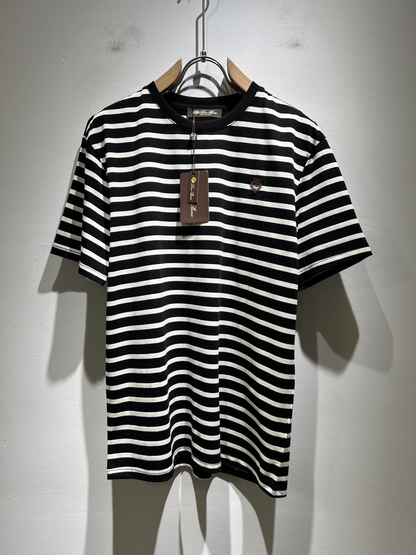 NO:162226,Loro Piana Nuoyou Pianya The latest trade order short-sleeved T-shirt for men in spring and summer 2025, full quality!  !  The upper body is comfortable and breathable, not stiff, and the overall body has a rich three-dimensional feeling, quality export orders, and embroidery design of the body logo pattern!  Customized exclusive pure cotton fabric tailoring to meet the simple needs of commuters for dressing. The upper body is very effective, it looks slim and does not picky about the figure. The fabric workmanship is impeccable. Only good craftsmanship and good fabrics can make you feel good. It is a must-have item for everyone!  Size M-3XL, loro piana, T-shirt,tees, t-shirt,alexander wang19860909Loro Piana诺悠翩雅 2025春夏男士最新的贸易订单短袖T恤,全品相！！上身舒适透气,不僵硬,整体有着丰富的立体感,品质出口订单,衣身logo图案刺绣设计！定制专属纯棉面料剪裁,满足通勤人们对于着装的简约需求,上身效果很好,显瘦,不挑剔身材.面料做工....无可挑剔,好工艺好面料才能穿出好品味一款,人手必备单品！尺码M-3XL,,loro piana,T-shirt,tees，t-shirt,alexander wang,Men's clothing