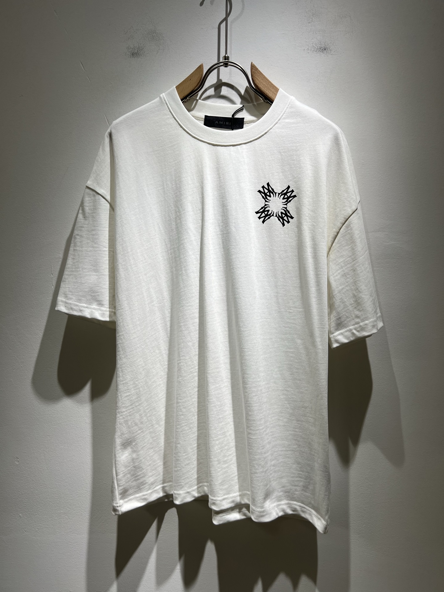 NO:162229,AMIRI 2025 spring and summer new short-sleeved T-shirt for men and women, the latest model is exclusively available on the entire network!  !  ~ It is classic and fashionable and versatile, who doesn’t like it? It will show the classic again. It is very pleasing to the eye and comes with a low luxury halo and recognition!  Pr*da's traditional brand concept and modern advanced technology are perfectly combined. Coupled with the extremely modern and modern minimalist design, exclusive printed letter logo design!  Customized 100% imported pure cotton fabric!  The texture of this model is quite touching, the specifications and grades are known with tentacles. The degree of delicateness and breathability are top-notch!  Size S-2XL, amiri, T-shirt, tees, t-shirt, alexander wang19860909AMIRI 2025春夏新款男女同款短袖T恤,最新款全网独家首上！！~既经典有时尚百搭,谁不爱啊,将经典再次展现,非常的耐看,自带低奢光环与辨识度！Pr*da传统的品牌理念和现代化的先进技术进行了完美结合.加上极其现代摩登风范的简约设计,专属印花字母logo设计！定制百分百进口纯棉面料！此款的质感相当感人 触手便知规格档次 细腻程度与透气效果堪称顶级！尺码S-2XL,,amiri,T-shirt,tees，t-shirt,alexander wang,Men's clothing