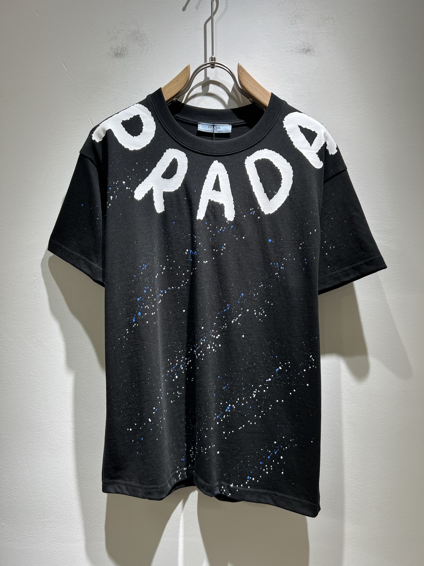 NO:161032,PRAD*A Pu*da 2025 spring and summer new short-sleeved T-shirt for men and women, the latest model is exclusively available on the entire network!  !  ~ It is classic and fashionable and versatile, who doesn’t like it? It will show the classic again. It is very pleasing to the eye and comes with a low luxury halo and recognition!  Pr*da's traditional brand concept and modern advanced technology are perfectly combined. Coupled with the extremely modern and simple design, P-family exclusive logo pattern printing design!  Customized 100% imported pure cotton fabric!  The texture of this model is quite touching, the specifications and grades are known with tentacles. The degree of delicateness and breathability are top-notch!  Size S-XL, prada, T-shirt,tees, t-shirt,alexander wang19860909PRAD*A普*达2025春夏新款男女同款短袖T恤,最新款全网独家首上！！~既经典有时尚百搭,谁不爱啊,将经典再次展现,非常的耐看,自带低奢光环与辨识度！Pr*da传统的品牌理念和现代化的先进技术进行了完美结合.加上极其现代摩登风范的简约设计,p家专属logo图案印花设计！定制百分百进口纯棉面料！此款的质感相当感人 触手便知规格档次 细腻程度与透气效果堪称顶级！尺码S-XL,,prada,T-shirt,tees，t-shirt,alexander wang,Men's clothing