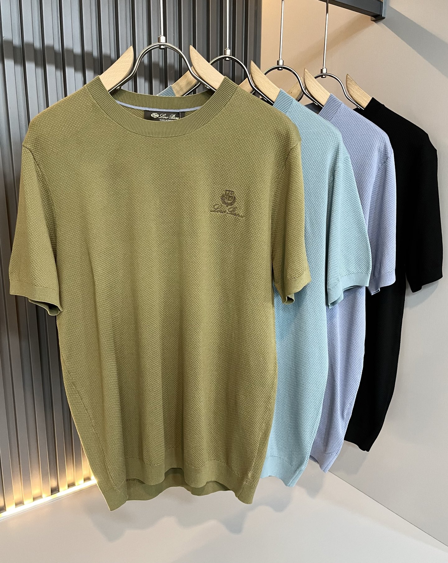 NO:160987,Loro Piana Nouyou Pianya 2025 Spring and Summer Men's Latest Trade Order Yilit Knit Short Sleeve T-shirt, Full Quality!  !  The upper body is comfortable and breathable, not stiff, and the overall body has a rich three-dimensional feeling, quality export orders, and chest embroidery logo design!  Customized exclusive knitted Yilit fabric tailoring to meet the simple needs of commuters for dressing. The upper body is very effective, it looks slim and does not picky about the body. The fabric workmanship is impeccable. Only good craftsmanship and good fabrics can make you feel good. It is a must-have item for everyone!  Size M-3XL, loro piana, T-shirt,tees, t-shirt,alexander wang19860909Loro Piana诺悠翩雅 2025春夏男士最新的贸易订单伊力特针织短袖T恤,全品相！！上身舒适透气,不僵硬,整体有着丰富的立体感,品质出口订单,胸前刺绣logo设计！定制专属针织伊力特面料剪裁,满足通勤人们对于着装的简约需求,上身效果很好,显瘦,不挑剔身材.面料做工....无可挑剔,好工艺好面料才能穿出好品味一款,人手必备单品！尺码M-3XL,,loro piana,T-shirt,tees，t-shirt,alexander wang,Men's clothing