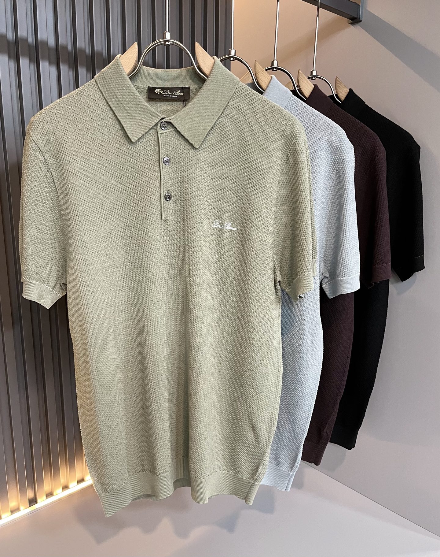 NO:160981,Loro Piana Nouyou Pianya The latest trade order for men in spring and summer 2025 Yilite knitted lapel short-sleeved T-shirt, full quality!  !  The upper body is comfortable and breathable, not stiff, and the overall body has a rich three-dimensional feeling, quality export orders, and a breast glue-pressing logo design!  Customized exclusive knitted Yilit fabric tailoring to meet the simple needs of commuters for dressing. The upper body is very effective, it looks slim and does not picky about the body. The fabric workmanship is impeccable. Only good craftsmanship and good fabrics can make you feel good. It is a must-have item for everyone!  Size M-3XL, loro piana, T-shirt,tees, t-shirt,alexander wang19860909Loro Piana诺悠翩雅 2025春夏男士最新的贸易订单伊力特针织翻领短袖T恤,全品相！！上身舒适透气,不僵硬,整体有着丰富的立体感,品质出口订单,胸前压胶logo设计！定制专属针织伊力特面料剪裁,满足通勤人们对于着装的简约需求,上身效果很好,显瘦,不挑剔身材.面料做工....无可挑剔,好工艺好面料才能穿出好品味一款,人手必备单品！尺码M-3XL,,loro piana,T-shirt,tees，t-shirt,alexander wang,Men's clothing