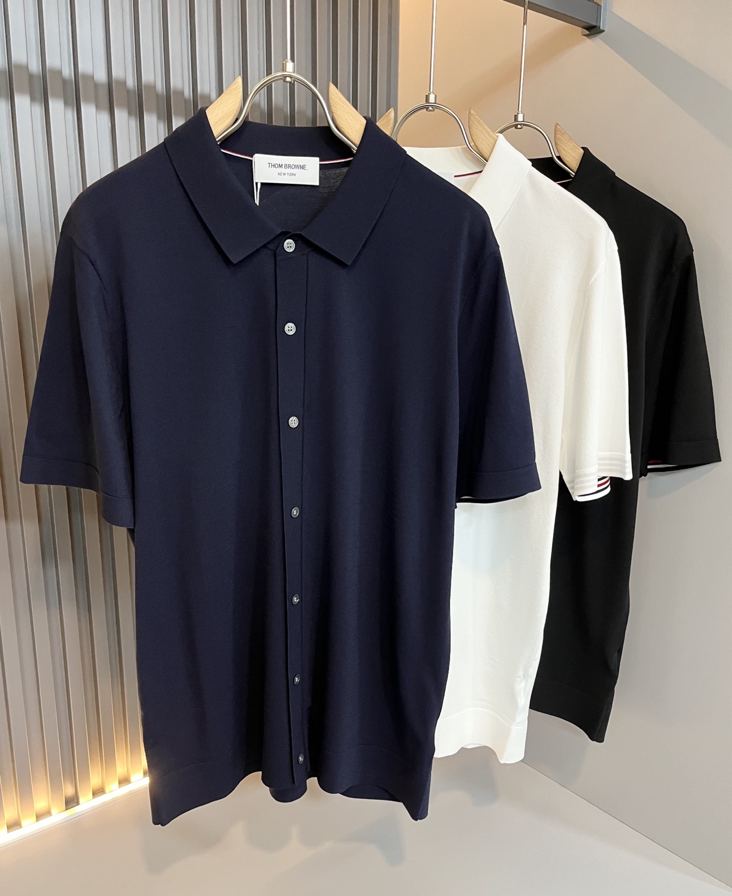 NO:160975,ThomBrow*e Tom*Long ~ 2025 spring and summer new short-sleeved Yilit knit fabric!  The official website is available at the same time, with unique design charm, very high-end, simple and not simple, and a new model of ready-to-wear!  Featured unique Yilit fabrics, sleeve crochet striped design!  Smooth and soft, textured, strong vertical feeling, smooth and not tight on the upper body, the stuffy feeling caused by direct UV rays, harmonious and unified style, and the ultimate craftsmanship level. The side is very unique and tailored, very flavorful, delicate and comfortable to wear, showing sports vitality and exquisite details. Classic and perfect layout design, showing fashion vitality in daily leisure life. Enhance men's charm and style and achieve high-end models. Size M-3XL, manolo blahnik, T-shirt, alexander wang19860909ThomBrow*e汤姆*朗 ~2025春夏新款短袖伊力特针织面料！官网同步有售,独特设计魅力,非常高端,简约不简单,成衣新典范！面料精选独特伊力特面料,袖子钩织条纹设计！手感光滑柔软,有质感,有很强的垂直感,上身爽滑不紧绷,紫外线直射造成的闷热感,风格和谐统一,极致工艺水平.侧面非常独特裁剪设计风格,非常有味道,精致细腻,好穿舒适,展现运动活力,细节考究.经典完美版型设计,日常休闲生活中展现时尚活力.提升男士魅力格调,成就高端典范.尺码M-3XL,,manolo blahnik,T-shirt,alexander wang,Men's clothing