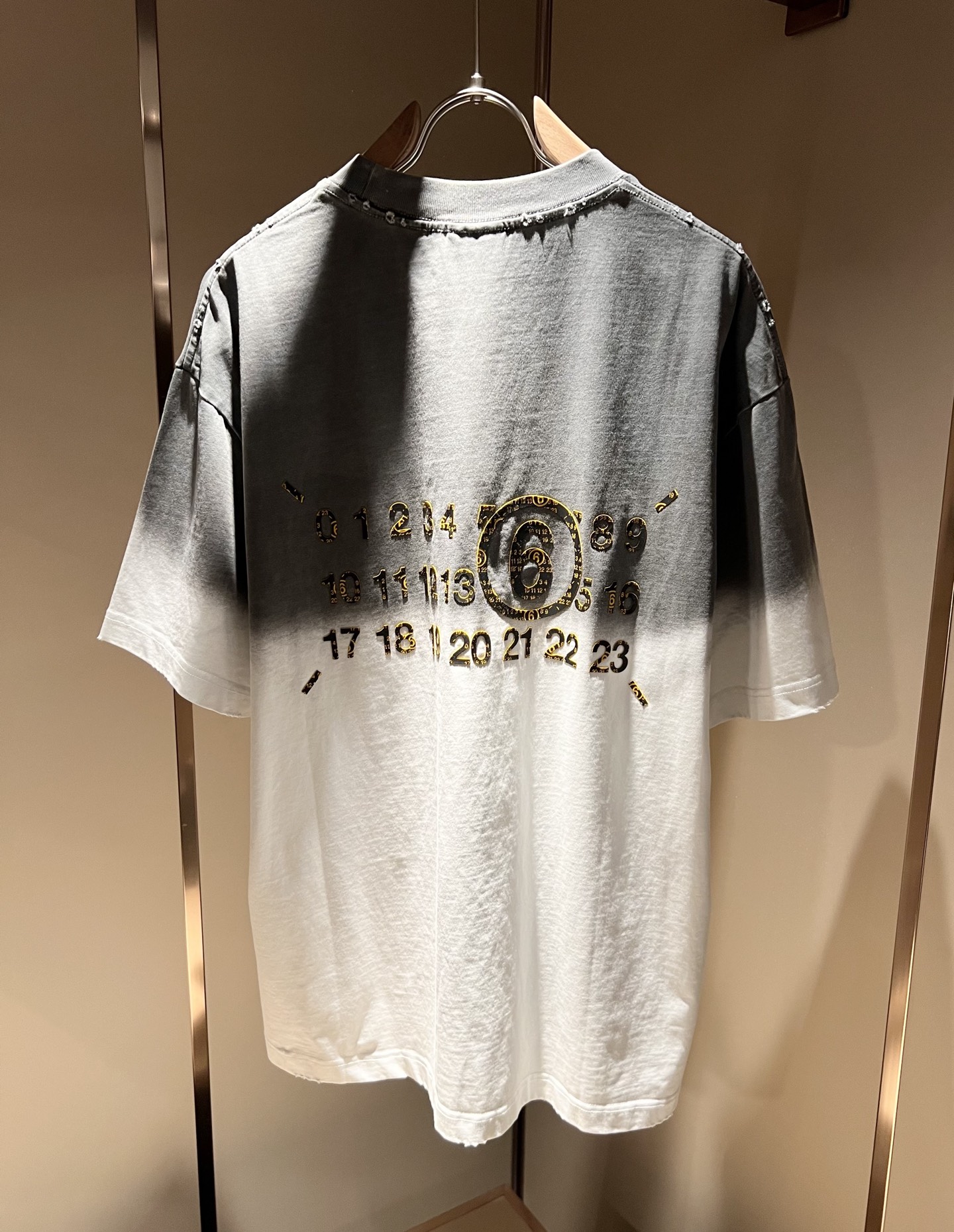 P190 马吉拉 maison margiel 2025春夏新款男女同款👫短袖T恤，专柜同步发售！定制专属洗水纯棉面料，胸前logo图案压胶设计！简约大方，从容百搭，档次极高，完美融入时尚还有风情感一款完美符合外穿的顶尖时髦气质款！整体给人浑然天成的感觉！极致经典的百搭型休闲裤，定制原版纯棉面料！极致的重工极致的完美！追求高品质的粉丝们请自行抢购，诚邀所有识货的粉丝一同鉴赏此款！！尺码：S-2XL