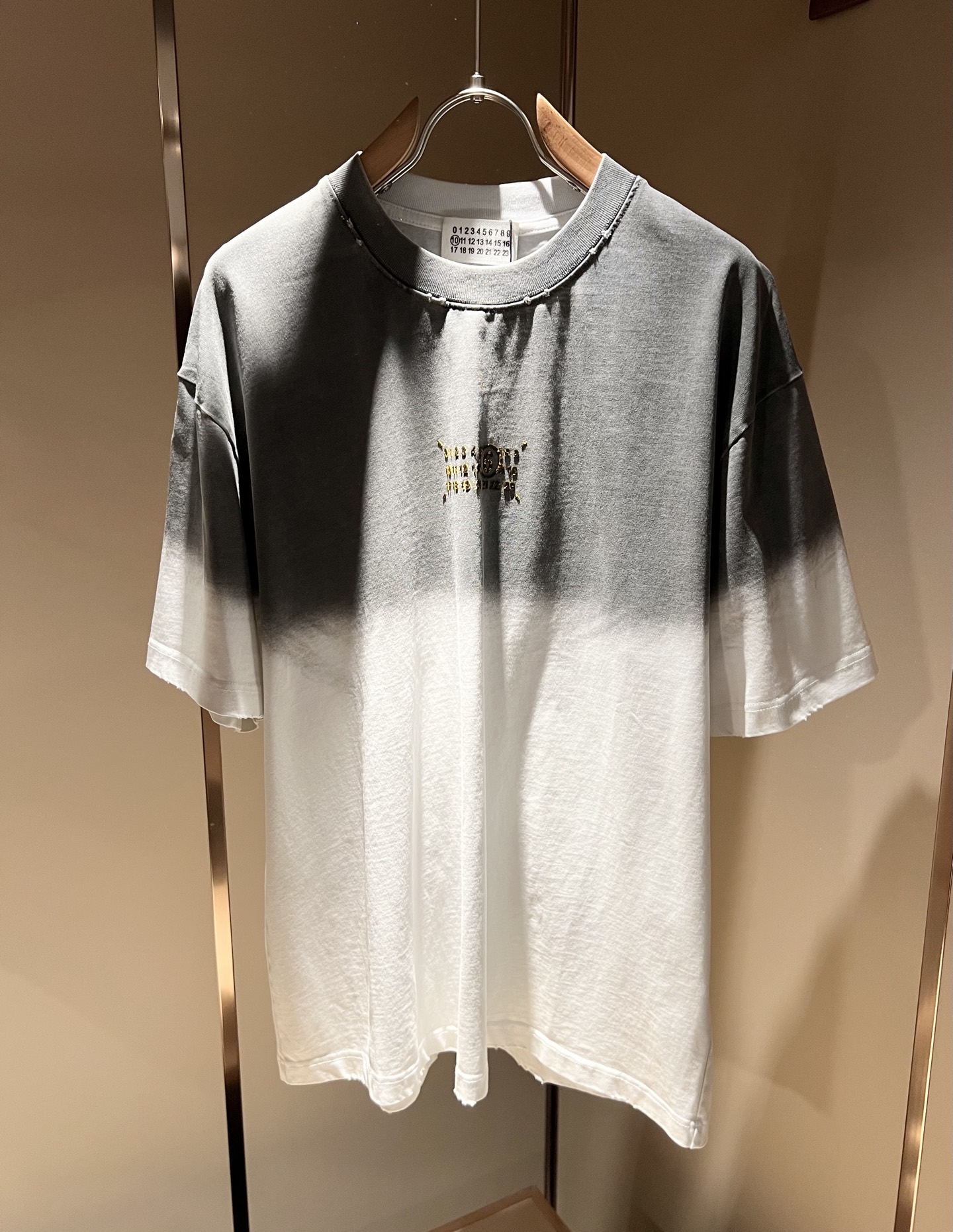 P190 马吉拉 maison margiel 2025春夏新款男女同款👫短袖T恤，专柜同步发售！定制专属洗水纯棉面料，胸前logo图案压胶设计！简约大方，从容百搭，档次极高，完美融入时尚还有风情感一款完美符合外穿的顶尖时髦气质款！整体给人浑然天成的感觉！极致经典的百搭型休闲裤，定制原版纯棉面料！极致的重工极致的完美！追求高品质的粉丝们请自行抢购，诚邀所有识货的粉丝一同鉴赏此款！！尺码：S-2XL