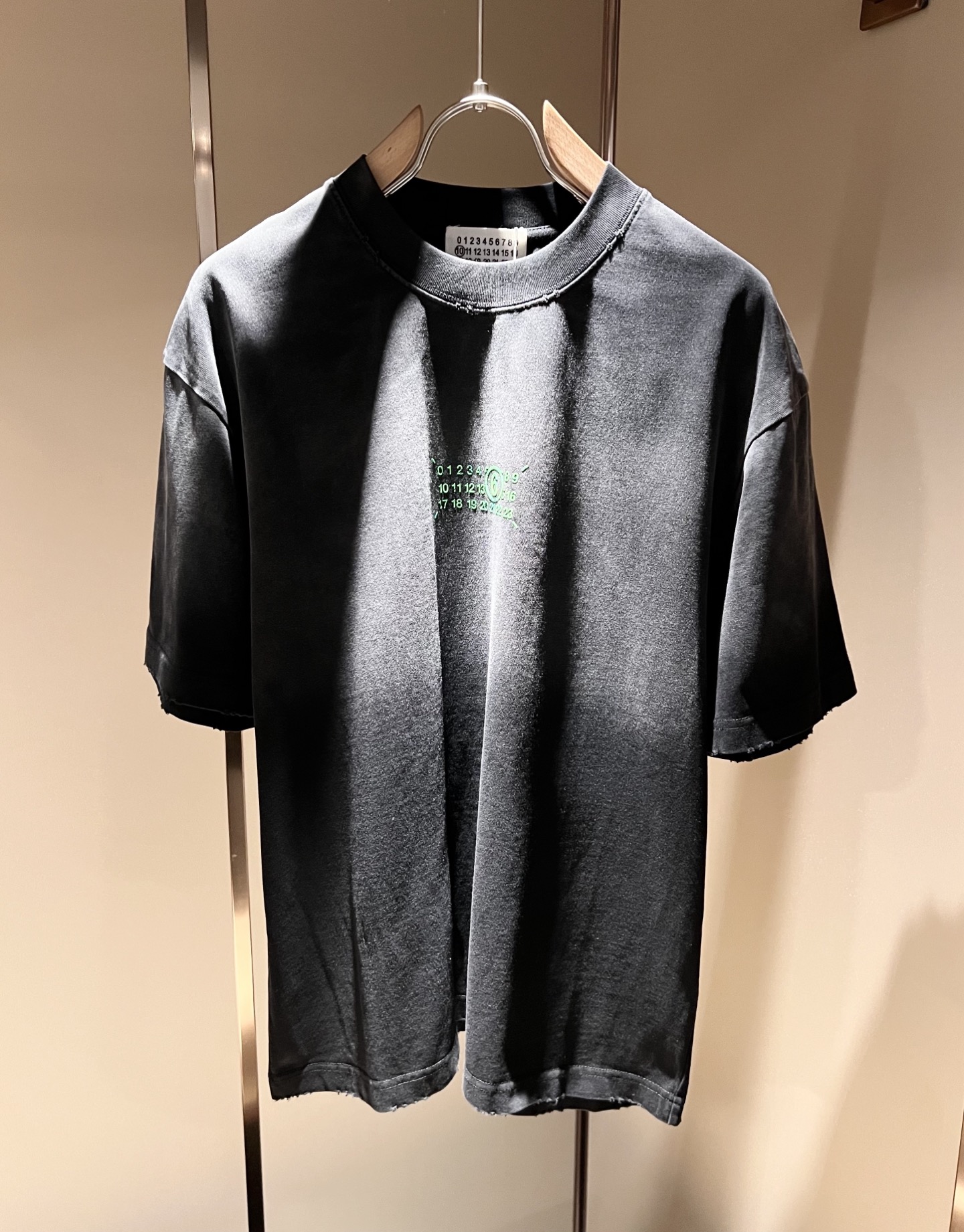 P190 马吉拉 maison margiel 2025春夏新款男女同款👫短袖T恤，专柜同步发售！定制专属洗水纯棉面料，胸前logo图案压胶设计！简约大方，从容百搭，档次极高，完美融入时尚还有风情感一款完美符合外穿的顶尖时髦气质款！整体给人浑然天成的感觉！极致经典的百搭型休闲裤，定制原版纯棉面料！极致的重工极致的完美！追求高品质的粉丝们请自行抢购，诚邀所有识货的粉丝一同鉴赏此款！！尺码：S-2XL