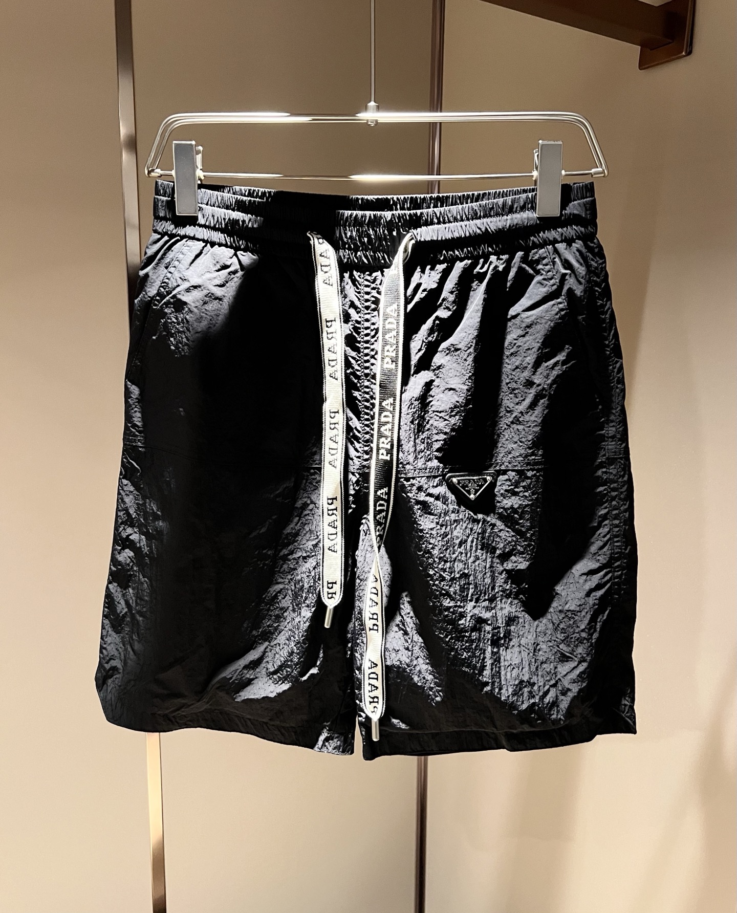 NO:162212,PRA*DA Pu*da 2025 spring and summer new men's casual shorts, a high-end quality choice... A versatile trousers that combine casual pants is also an indispensable matching tool in men's wardrobe. It is a classic style with practical wear!  The design style of the whole casual pants is simple and fashionable, which is very consistent with the low-luxury style setting, has excellent skin-friendly value, is easy to wear, and is full of detail!  Classic logo triangle logo hardware pattern design!  This trousers are made of high-quality polyester fiber fabric. The fabric is comfortable, soft and delicate, and has a good vertical feeling. It looks very textured and has a high-end charm. The first-class and exquisite style cutting, the line is delicate, smooth and neat, and the casual and casual pants look good no matter how you match it. If you like it, buy it now. Good products are not waiting for anyone!  Size M-3XL, prada, shorts, alexander wang19860909PRA*DA普*达 2025春夏新款男士休闲短裤,高端品质之选……一款休闲裤兼备的百搭裤装,也是男士衣橱里不可缺少的搭配神器,属于实穿型的经典款式！整条休闲裤的设计风格简洁时尚,非常符合低奢的风格设定,亲肤值优越,穿着方便,细节感十足！经典标识三角logo五金图案设计！此款裤装采用优质聚酯纤维面料打造而成,面料舒服,手感柔软细腻,有着很好的垂直感,看上去非常有质感,细品高级韵味十足.一流精湛的版型裁剪,走线细致平顺工整,休闲随意怎么搭配都好看的裤装,喜欢的赶紧入手吧,好货可不等人！尺码M-3XL,,prada,shorts,alexander wang,Men's clothing