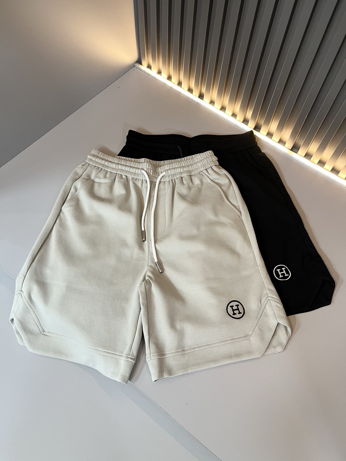 NO:426355,HERM*S AXS 2025 spring and summer men's high-end casual shorts, overseas trading company channel orders!  Shanghai Henglong store is on sale!  It is high-end, simple, and has exquisite craftsmanship and materials. It is very rigorous and demanding in pursuit of quality. It uses every detail to prove its brand image!  The typical essence of H home, the very representative H logo design!  The brand image of H home is perfectly explained, and the brand logo is built. The fabric is perfectly transformed and sublimated. The heavy environmentally friendly plant enzyme washing process has a unique retro style. It is quite outstanding. It is recognized as a universal and versatile color number and can withstand the test of any season.  Well-tailed, clean, refreshing and neat!  Size M-4XL, hermes, shorts, alexander wang19860909HERM*S爱*仕 2025春夏男士高端休闲短裤,海外贸易公司渠道订单 ！上海恒隆店在售！高级、简约,工艺和用料方面都颇为考究,对于品质的追求非常严谨和苛刻,用每一个细节来力证自身品牌形象！H家的典型精髓,极具代表性的H标识logo设计！将H家的品牌形象完美阐释出来,构建出品牌LOGO,面料得到完美蜕变和升华,重磅环保植物酵素水洗工艺,肌理有着独特的复古风格,相当出彩,公认的万能百搭色号,经得住任何季节的考验配色！剪裁精良,干净清爽且利落！尺码M-4XL,,hermes,shorts,alexander wang,Men's clothing
