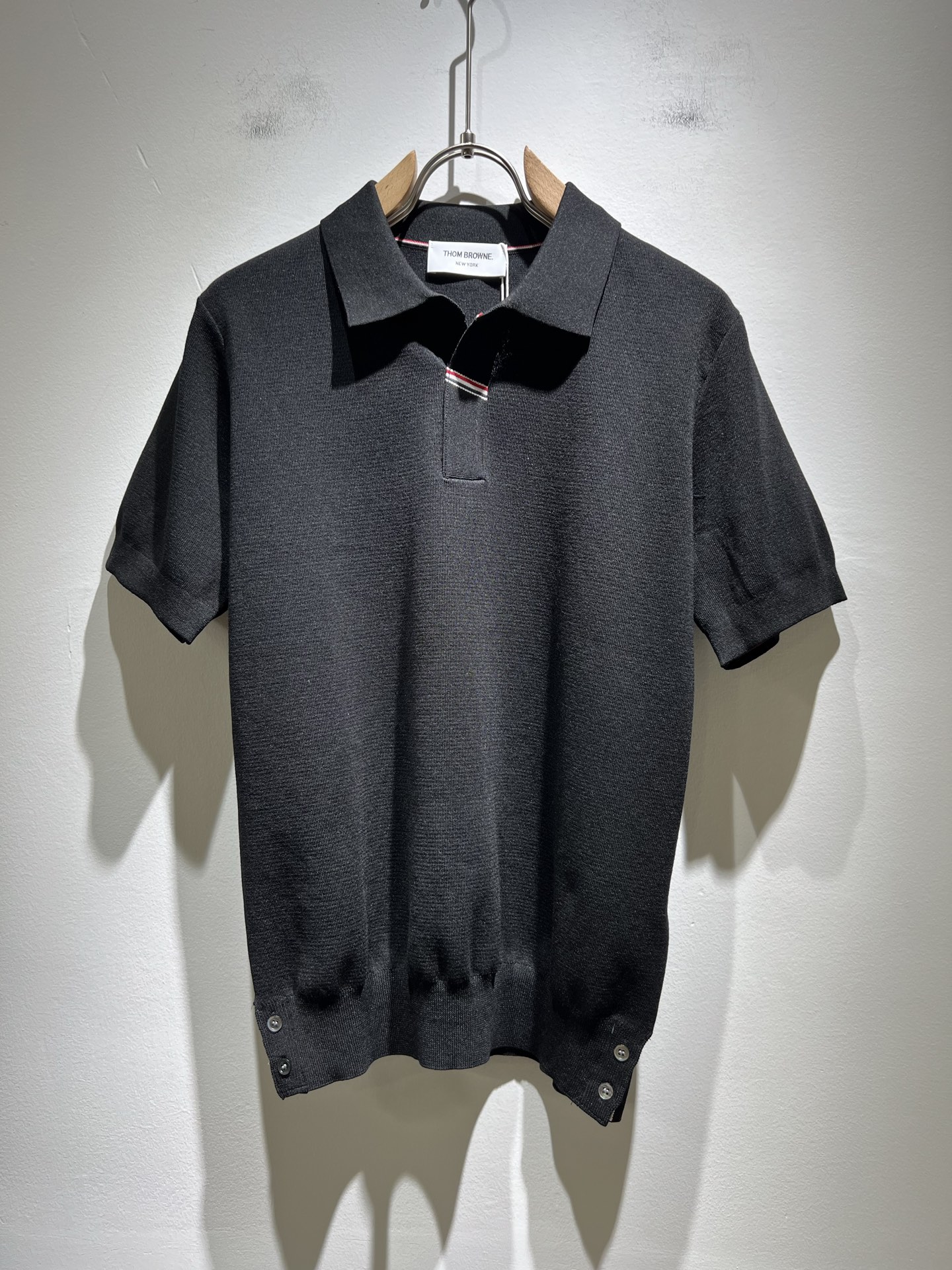 NO:161028,ThomBrow*e Tom*Long ~ 2025 spring and summer new short-sleeved Yilit knit fabric!  The official website is available at the same time, with unique design charm, very high-end, simple and not simple, and a new model of ready-to-wear!  Featured unique Yilit fabrics, sleeve crochet striped design!  Smooth and soft, textured, strong vertical feeling, smooth and not tight on the upper body, the stuffy feeling caused by direct UV rays, harmonious and unified style, and the ultimate craftsmanship level. The side is very unique and tailored, very flavorful, delicate and comfortable to wear, showing sports vitality and exquisite details. Classic and perfect layout design, showing fashion vitality in daily leisure life. Enhance men's charm and style and achieve high-end models. Size M-3XL, manolo blahnik, T-shirt, alexander wang19860909ThomBrow*e汤姆*朗 ~2025春夏新款短袖伊力特针织面料！官网同步有售,独特设计魅力,非常高端,简约不简单,成衣新典范！面料精选独特伊力特面料,袖子钩织条纹设计！手感光滑柔软,有质感,有很强的垂直感,上身爽滑不紧绷,紫外线直射造成的闷热感,风格和谐统一,极致工艺水平.侧面非常独特裁剪设计风格,非常有味道,精致细腻,好穿舒适,展现运动活力,细节考究.经典完美版型设计,日常休闲生活中展现时尚活力.提升男士魅力格调,成就高端典范.尺码M-3XL,,manolo blahnik,T-shirt,alexander wang,Men's clothing