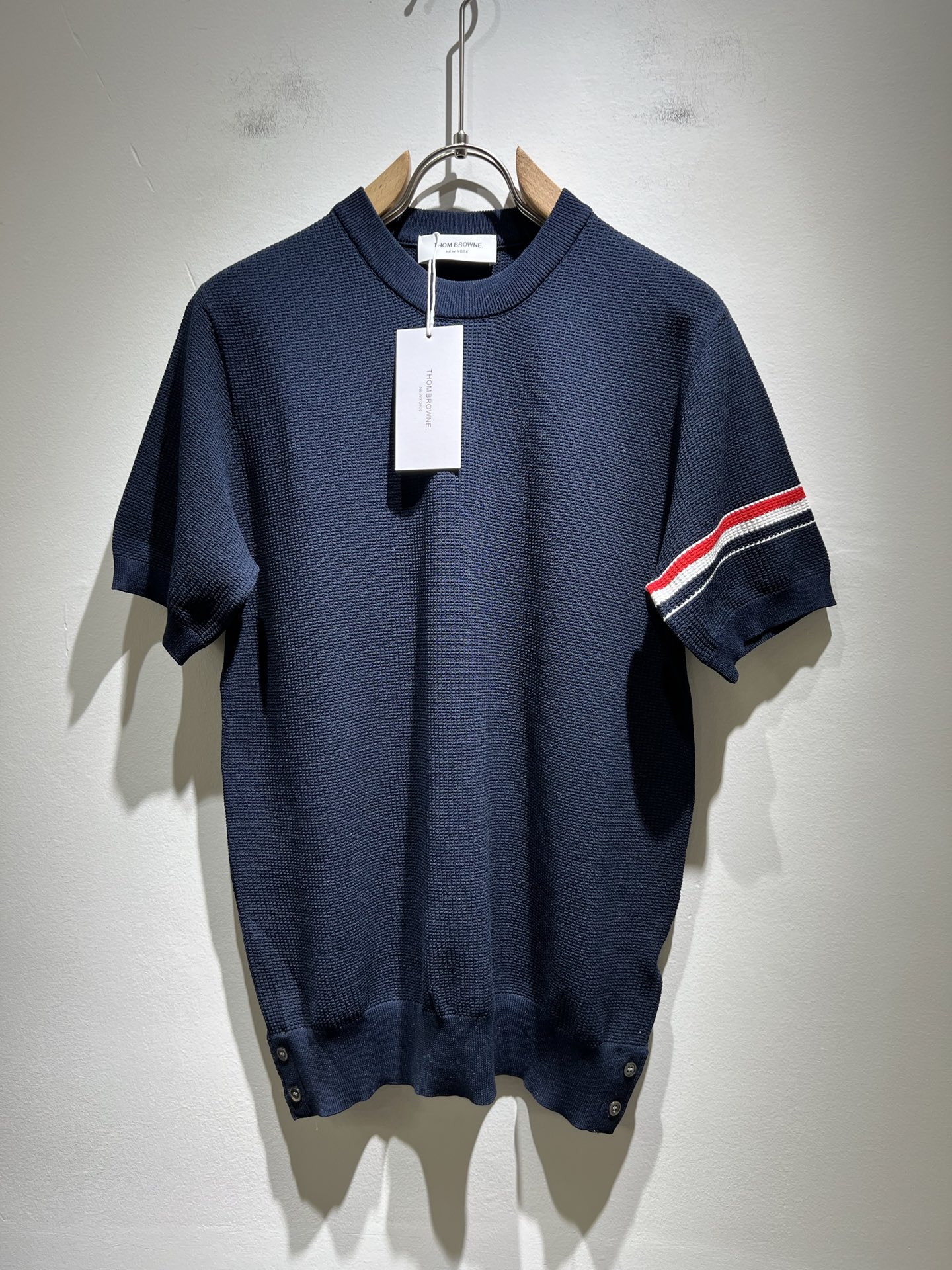 NO:161036,ThomBrow*e Tom*Long ~ 2025 spring and summer new short-sleeved Yilit knit fabric!  The official website is available at the same time, with unique design charm, very high-end, simple and not simple, and a new model of ready-to-wear!  Featured unique Yilit fabrics, sleeve crochet striped design!  Smooth and soft, textured, strong vertical feeling, smooth and not tight on the upper body, the stuffy feeling caused by direct UV rays, harmonious and unified style, and the ultimate craftsmanship level. The side is very unique and tailored, very flavorful, delicate and comfortable to wear, showing sports vitality and exquisite details. Classic and perfect layout design, showing fashion vitality in daily leisure life. Enhance men's charm and style and achieve high-end models. Size M-3XL, manolo blahnik, T-shirt, alexander wang19860909ThomBrow*e汤姆*朗 ~2025春夏新款短袖伊力特针织面料！官网同步有售,独特设计魅力,非常高端,简约不简单,成衣新典范！面料精选独特伊力特面料,袖子钩织条纹设计！手感光滑柔软,有质感,有很强的垂直感,上身爽滑不紧绷,紫外线直射造成的闷热感,风格和谐统一,极致工艺水平.侧面非常独特裁剪设计风格,非常有味道,精致细腻,好穿舒适,展现运动活力,细节考究.经典完美版型设计,日常休闲生活中展现时尚活力.提升男士魅力格调,成就高端典范.尺码M-3XL,,manolo blahnik,T-shirt,alexander wang,Men's clothing