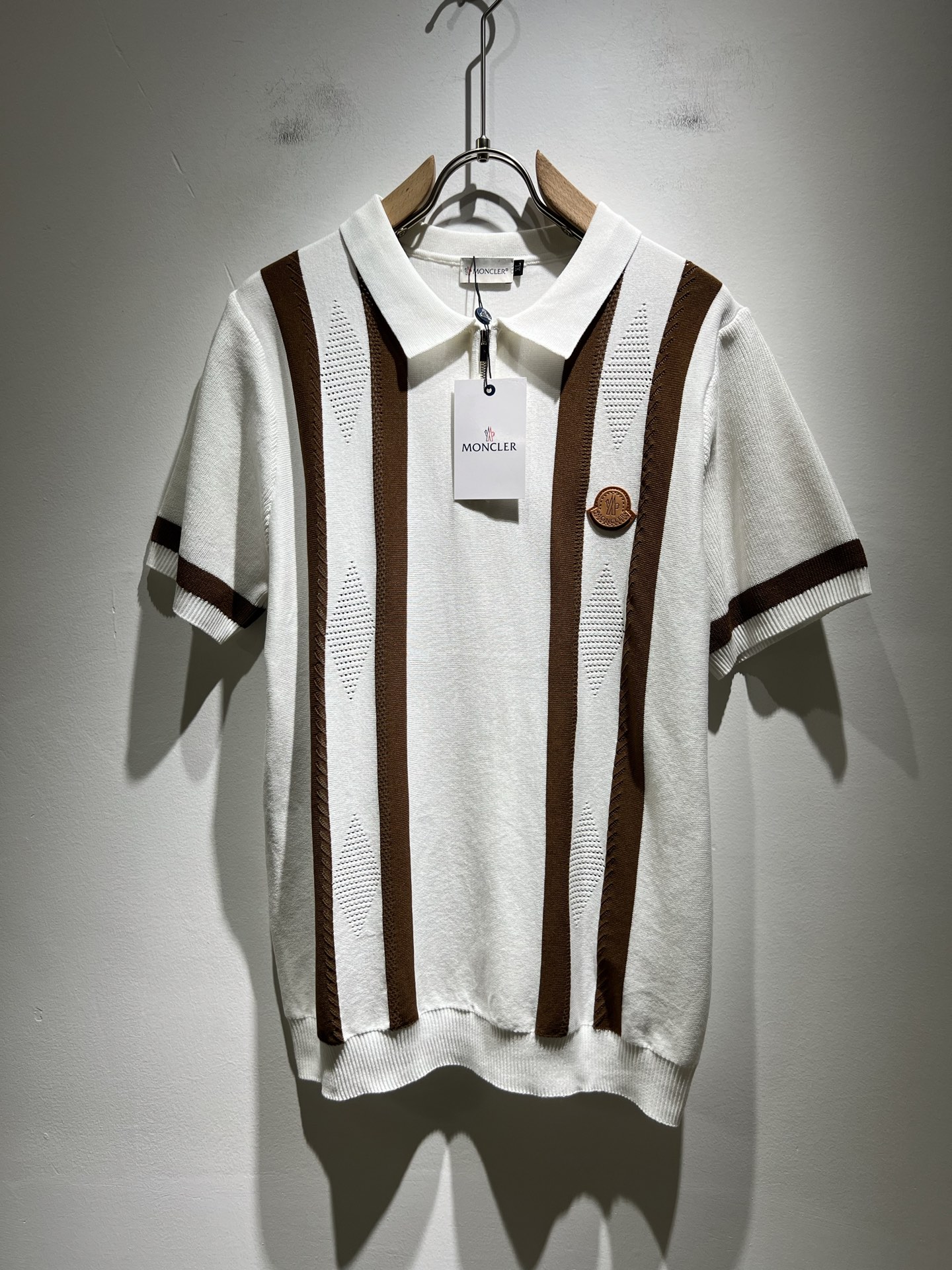 NO:161040,Moncler Mengjia's latest trade order knitted short-sleeved T-shirt in spring and summer 2025, full quality!  !  Internet celebrity style!  The craftsmanship adopts a chest badge design!  The upper body is comfortable and breathable, not stiff, and the overall body has a rich three-dimensional feeling, quality export orders, and chest logo pattern badge design!  Customized knitted fabric tailoring meets the simple needs of commuters for dressing. The upper body works well, looks slim and is not picky about the figure. The fabric workmanship is impeccable. Only good craftsmanship can make you look good and tasteful. It is a must-have item for everyone!  Size M-4XL, christian louboutin, T-shirt,tees, t-shirt,alexander wang19860909Moncler蒙家 2025春夏最新的贸易订单针织短袖T恤,全品相！！网红款！工艺采用胸前徽章设计！上身舒适透气,不僵硬,整体有着丰富的立体感,品质出口订单,胸前logo图案徽章设计！定制针织面料剪裁,满足通勤人们对于着装的简约需求,上身效果很好,显瘦,不挑剔身材.面料做工....无可挑剔,好工艺好面料才能穿出好品味一款,人手必备单品！尺码M-4XL,,christian louboutin,T-shirt,tees，t-shirt,alexander wang,Men's clothing