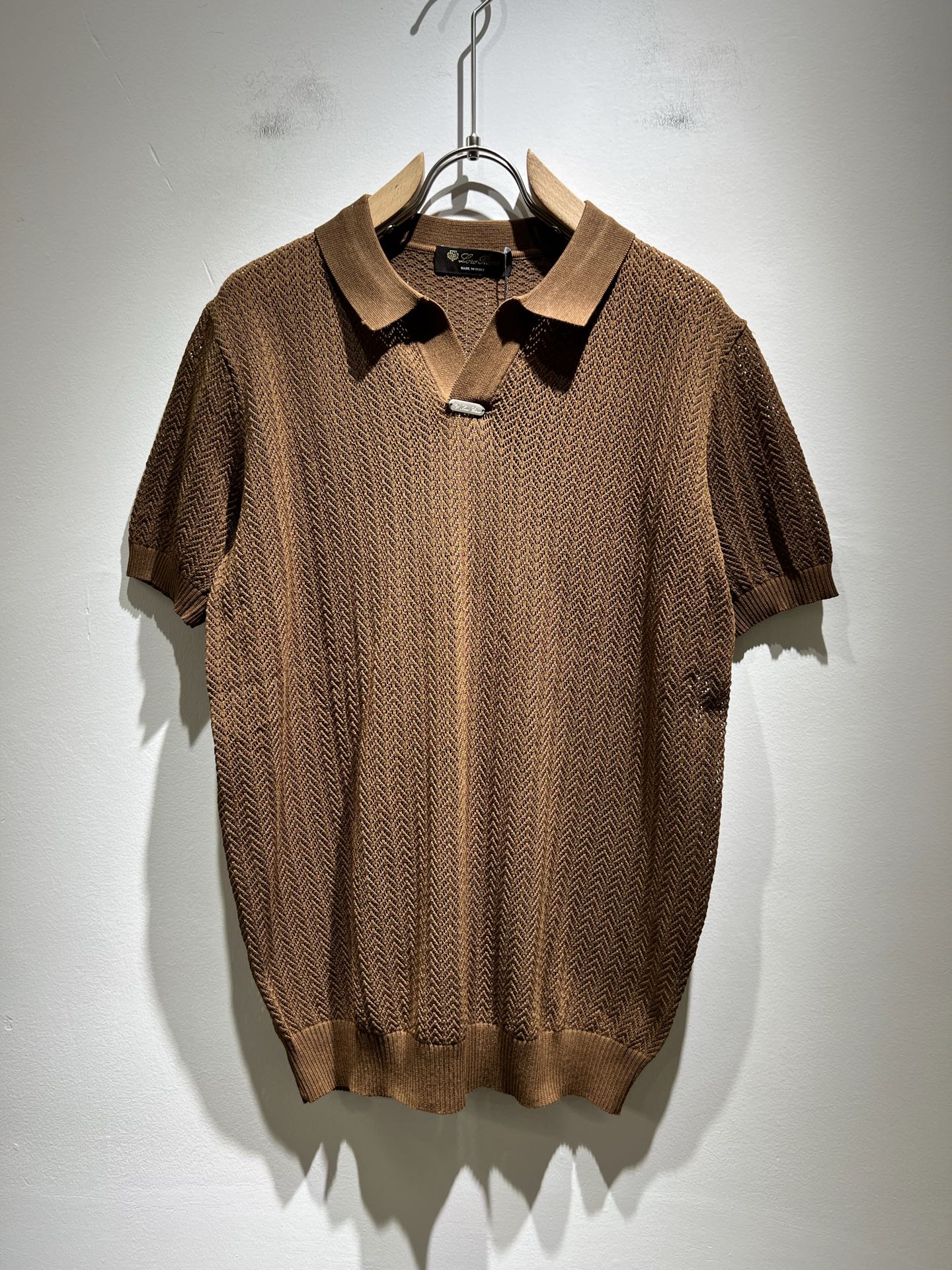 NO:161025,Loro Piana Nuoyou Pianya The latest trade order knitted short-sleeved T-shirt for men in spring and summer 2025, full quality!  !  The upper body is comfortable and breathable, not stiff, and the overall body has a rich three-dimensional feeling, quality export orders, and chest logo hardware pattern design!  Customized exclusive knitted fabric tailoring to meet the simple needs of commuters for dressing. The upper body works well, looks slim and is not picky about the figure. The fabric workmanship is impeccable. Only good craftsmanship and good fabrics can make you feel good. It is a must-have item for everyone!  Size M-4XL, loro piana, T-shirt,tees, t-shirt,alexander wang19860909Loro Piana诺悠翩雅 2025春夏男士最新的贸易订单针织短袖T恤,全品相！！上身舒适透气,不僵硬,整体有着丰富的立体感,品质出口订单,胸前logo五金图案设计！定制专属针织面料剪裁,满足通勤人们对于着装的简约需求,上身效果很好,显瘦,不挑剔身材.面料做工....无可挑剔,好工艺好面料才能穿出好品味一款,人手必备单品！尺码M-4XL,,loro piana,T-shirt,tees，t-shirt,alexander wang,Men's clothing