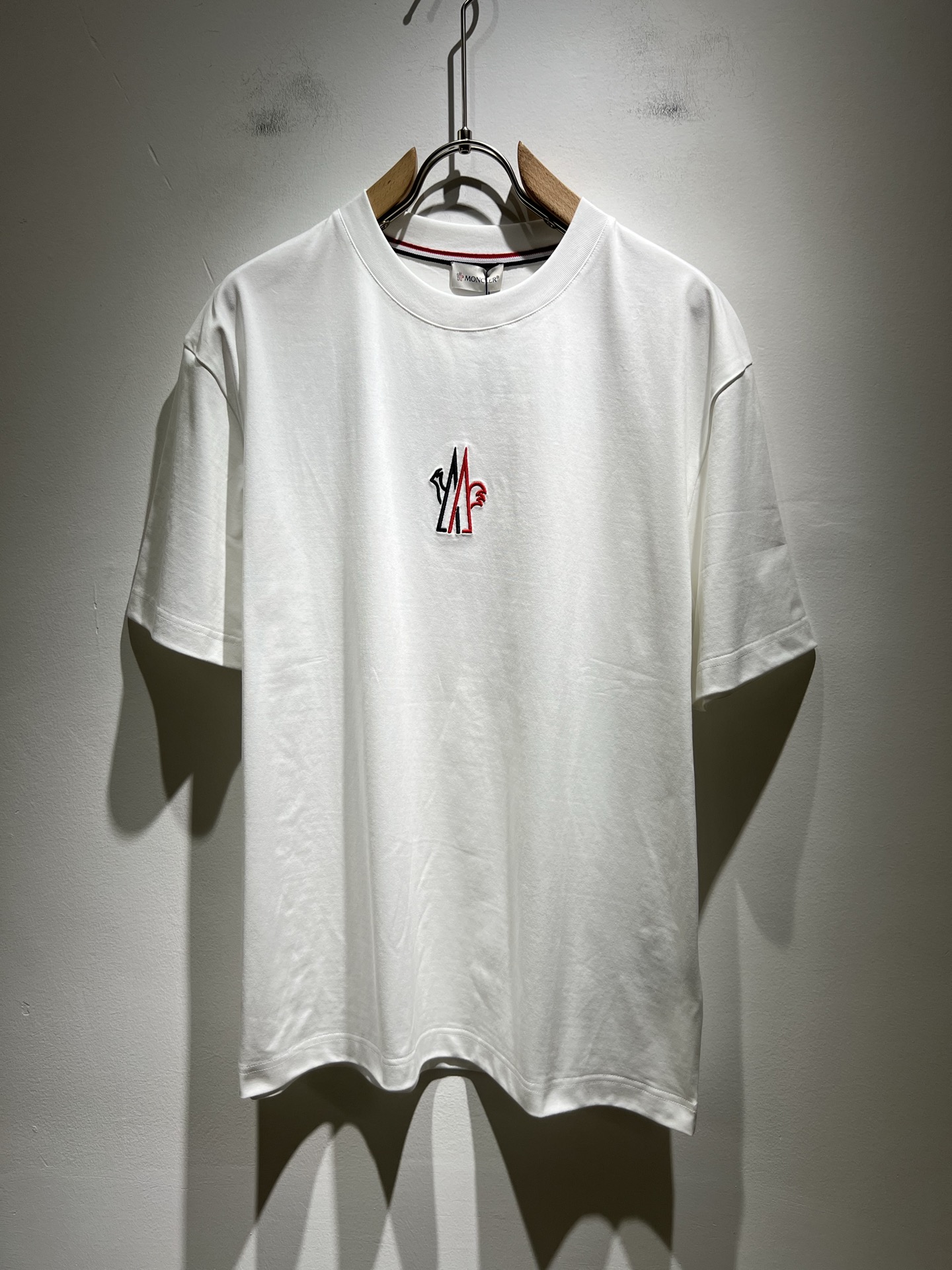 NO:161038,Moncler Mengjia 2025 Spring and Summer Latest Men and Women's Same Trade Order Short-sleeved T-shirt, Full Quality!  !  Internet celebrity style!  Embroidery design with logo pattern!  The upper body is comfortable and breathable, not stiff, and the overall three-dimensional feeling is rich. Quality export orders, customized exclusive pure cotton fabric tailoring to meet the simple needs of commuters for dressing. The upper body is very effective, it looks slim and not picky about the figure. The fabric workmanship... Improper, only good craftsmanship can make you feel good and tasteful, a must-have item for everyone!  Size M-3XL, christian louboutin, T-shirt,tees, t-shirt,alexander wang19860909Moncler蒙家 2025春夏最新男女同款贸易订单短袖T恤,全品相！！网红款！采用logo图案刺绣设计！上身舒适透气,不僵硬,整体有着丰富的立体感,品质出口订单,定制专属纯棉面料剪裁,满足通勤人们对于着装的简约需求,上身效果很好,显瘦,不挑剔身材.面料做工....无可挑剔,好工艺好面料才能穿出好品味一款,人手必备单品！尺码M-3XL,,christian louboutin,T-shirt,tees，t-shirt,alexander wang,Men's clothing