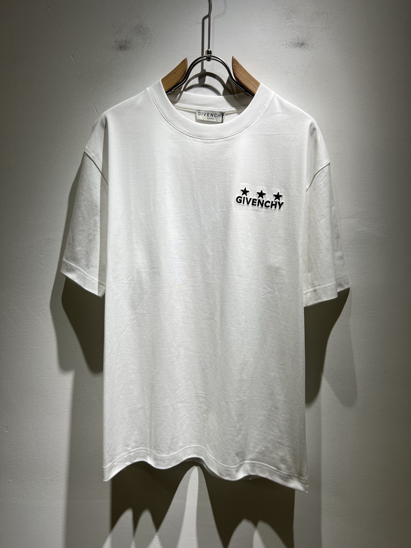 NO:161034,Giv*chy/Ji*xi's new short-sleeved T-shirt for men and women in spring and summer, the main creator has injected new fashion energy into fashion. By exploring various themes and sexy charm, it is highly recognizable and leads the new street fashion trend. This model is the exclusive outstanding design element of G family, with a logo logo pattern embroidery design!  Perfect fusion, clear and restored patterns, showing the elegant style of the brand. The original 260g pure cotton material is made of solid and high-end fabric, and the upper body can be easily controlled, showing the casual and fashionable charm. Size M-3XL, gucci, T-shirt, tees, t-shirt, alexander wang19860909Giv*chy/纪*希2025春夏新款男女同款短袖T恤,主创时尚注入了全新时尚能量.通过探索各种题材和性感魅力,极具辨识度,引领全新街头时尚潮流.该款是G家独家的出彩设计元素,设计标识logo图案刺绣设计！完美融合,图案清晰还原度极高,彰显品牌优雅格调.选用原版260g纯棉材质,面料紧实高级,上身均可轻松驾驭,展现休闲自在时尚魅力.尺码M-3XL,,gucci,T-shirt,tees，t-shirt,alexander wang,Men's clothing